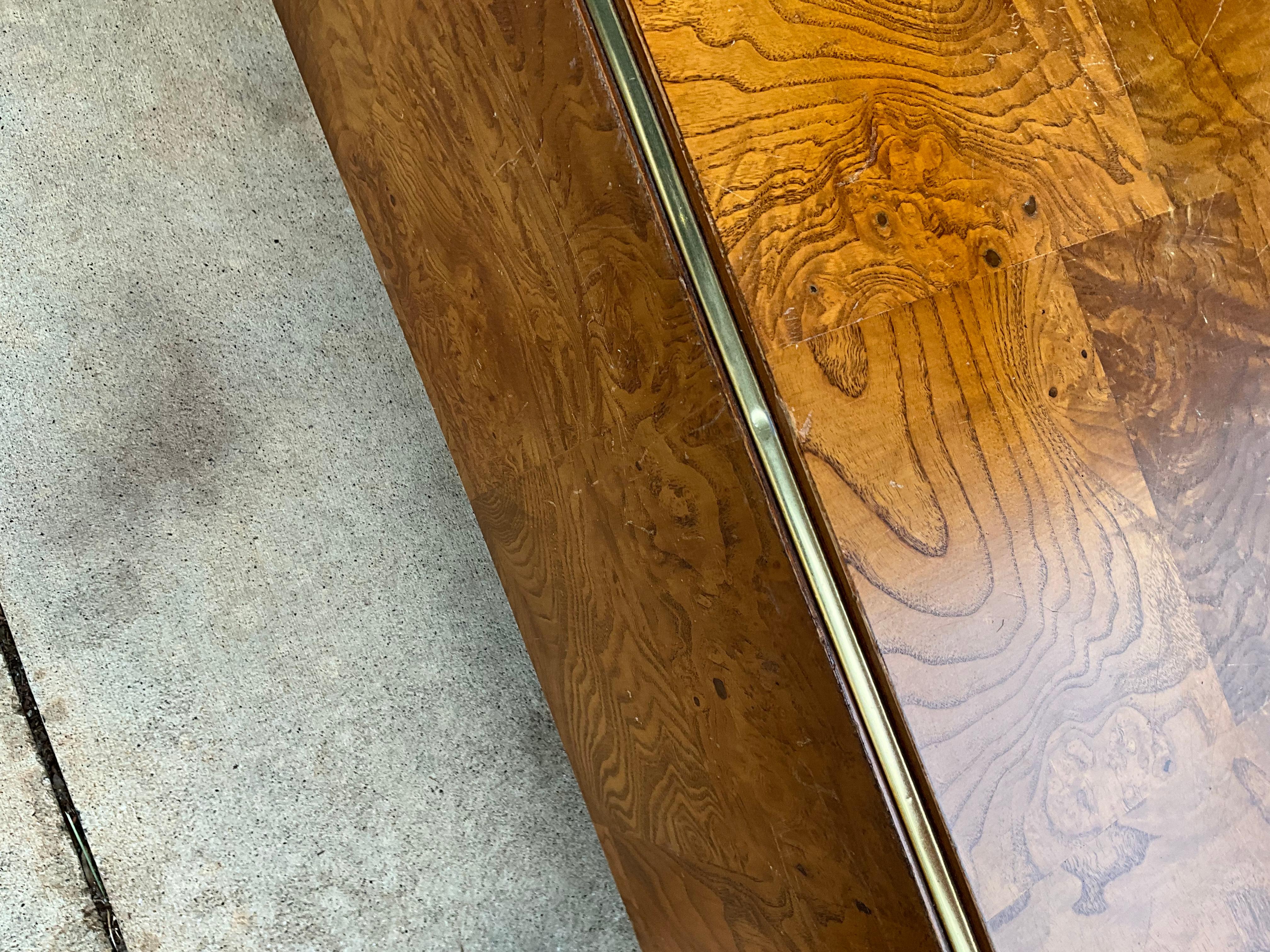Table basse moderne en broussin et laiton de style Milo Baughman   Bon état - En vente à Kennesaw, GA