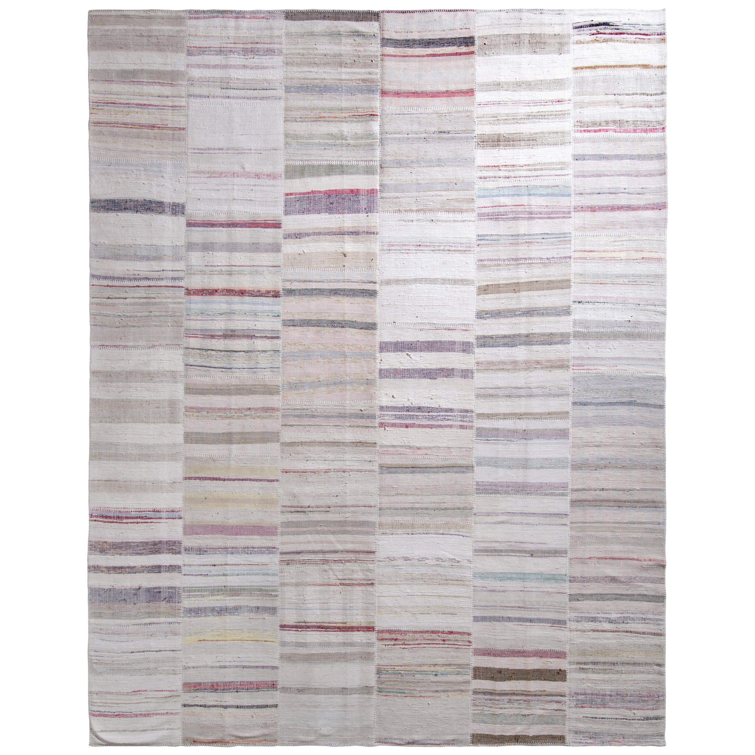 Tapis et tapis Kilim moderne patchwork Kilim à motif de rayures grises multicolores en vente