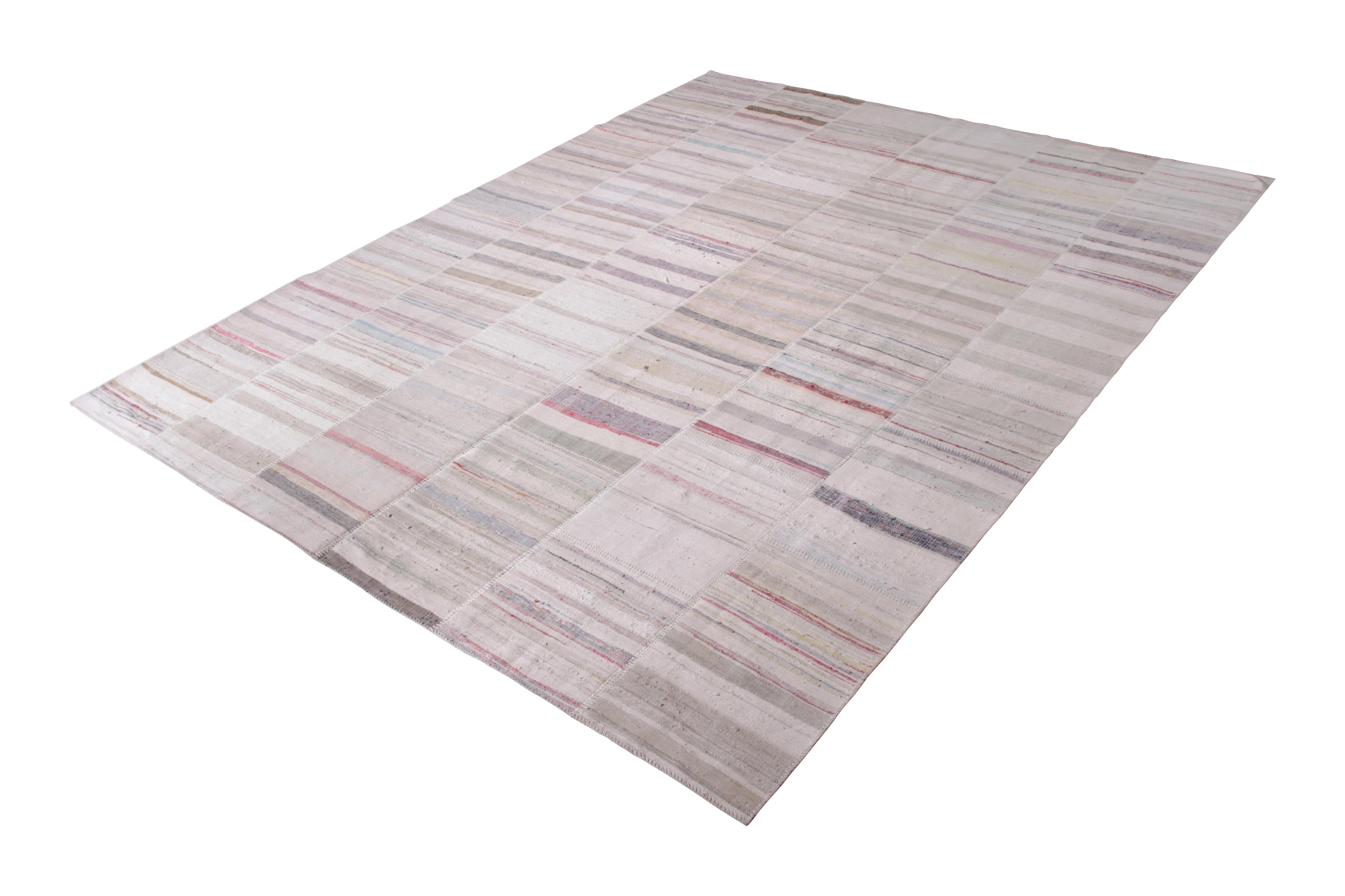 Dieser moderne Kilim-Teppich aus der Patchwork-Kilim-Kollektion von Rug & Kilim ist ein handgewebter Wollflachgewebe-Teppich mit Vintage-Garnen. Er ist inspiriert von Kilim-Teppichen aus der Mitte des letzten Jahrhunderts und zeigt ein skurriles