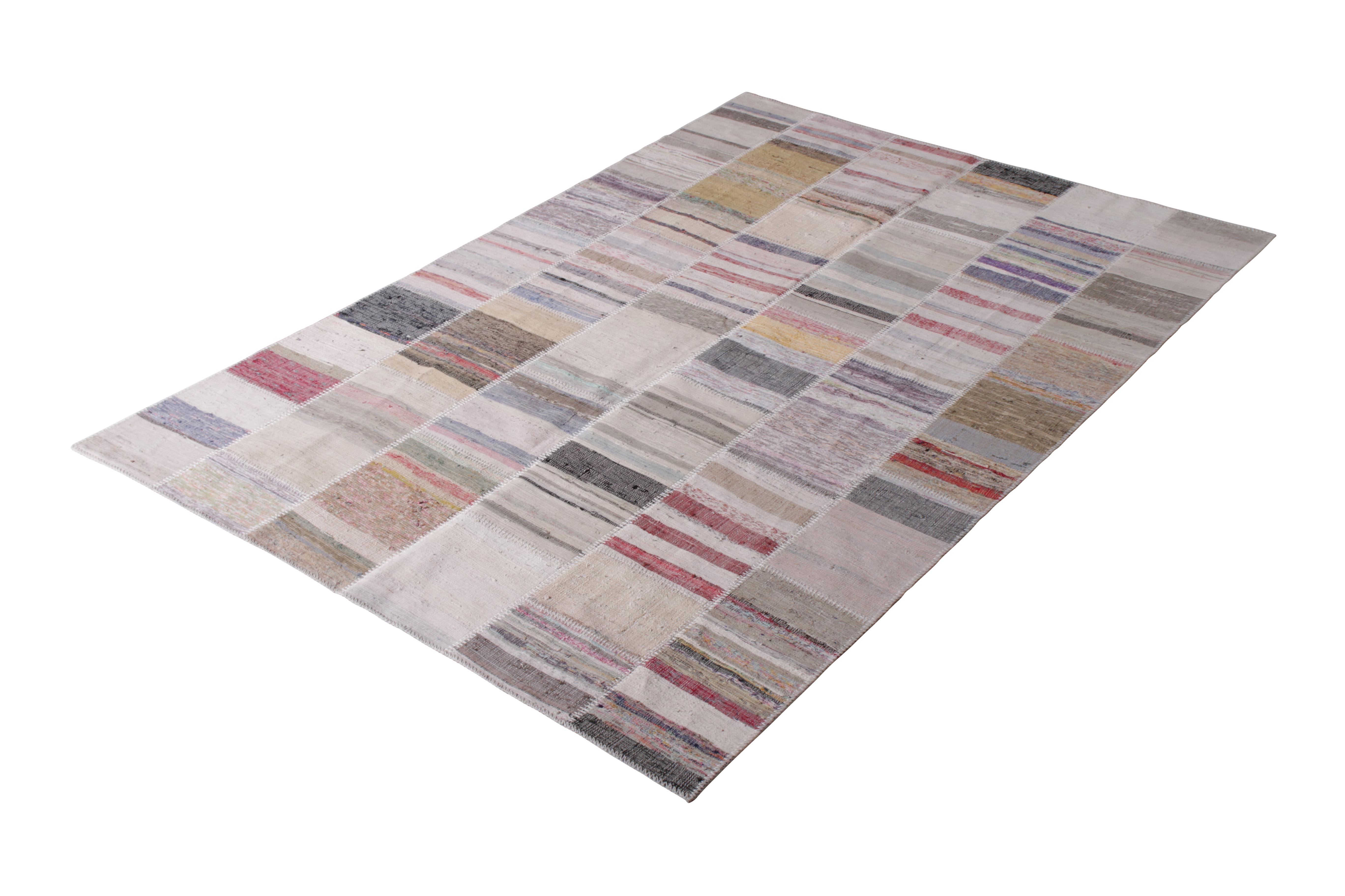 Dieser moderne Kilim-Teppich aus der Patchwork-Kilim-Kollektion von Rug & Kilim, der in einem Flachgewebe aus Wolle unter Verwendung von Vintage-Garnen von Hand gewebt wurde, ist von Flachgewebe-Teppichen aus der Mitte des Jahrhunderts inspiriert