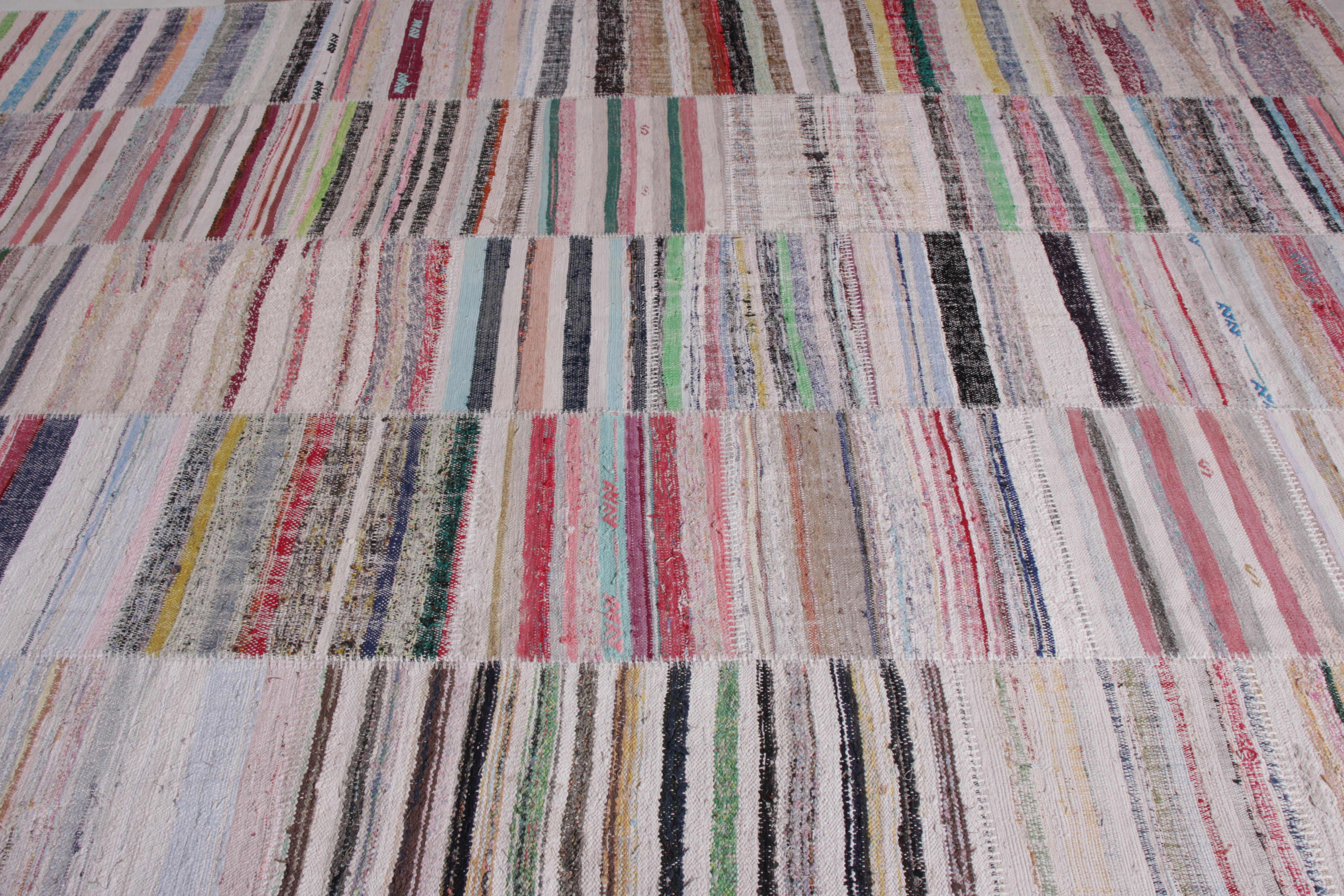 Moderner Patchwork-Kelim-Teppich in Grau mit mehrfarbigem Streifenmuster (Türkisch) im Angebot