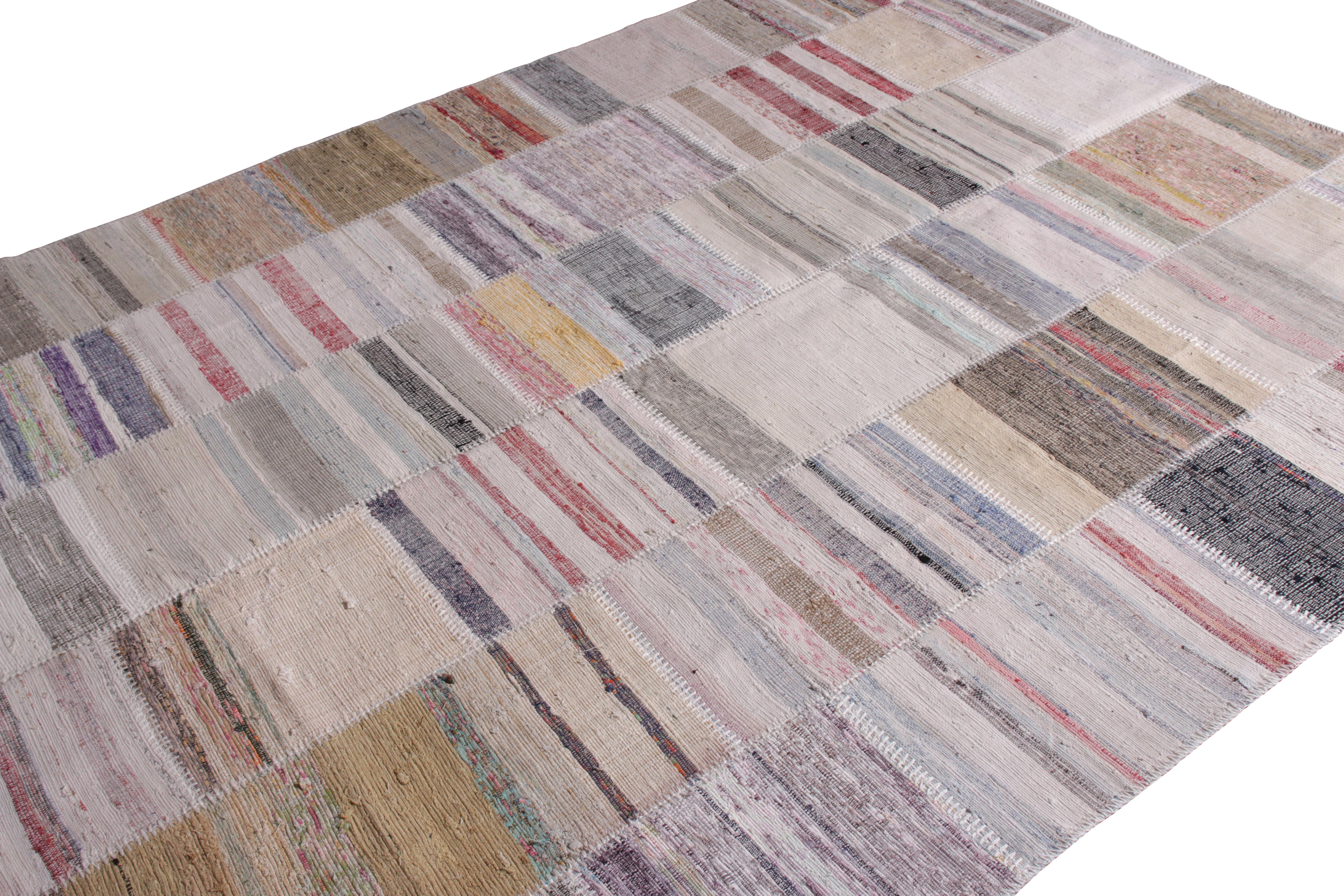 Moderner Patchwork-Kelim-Teppich in Grau mit mehrfarbigen Streifenmuster von Teppich & Kilim (Türkisch) im Angebot