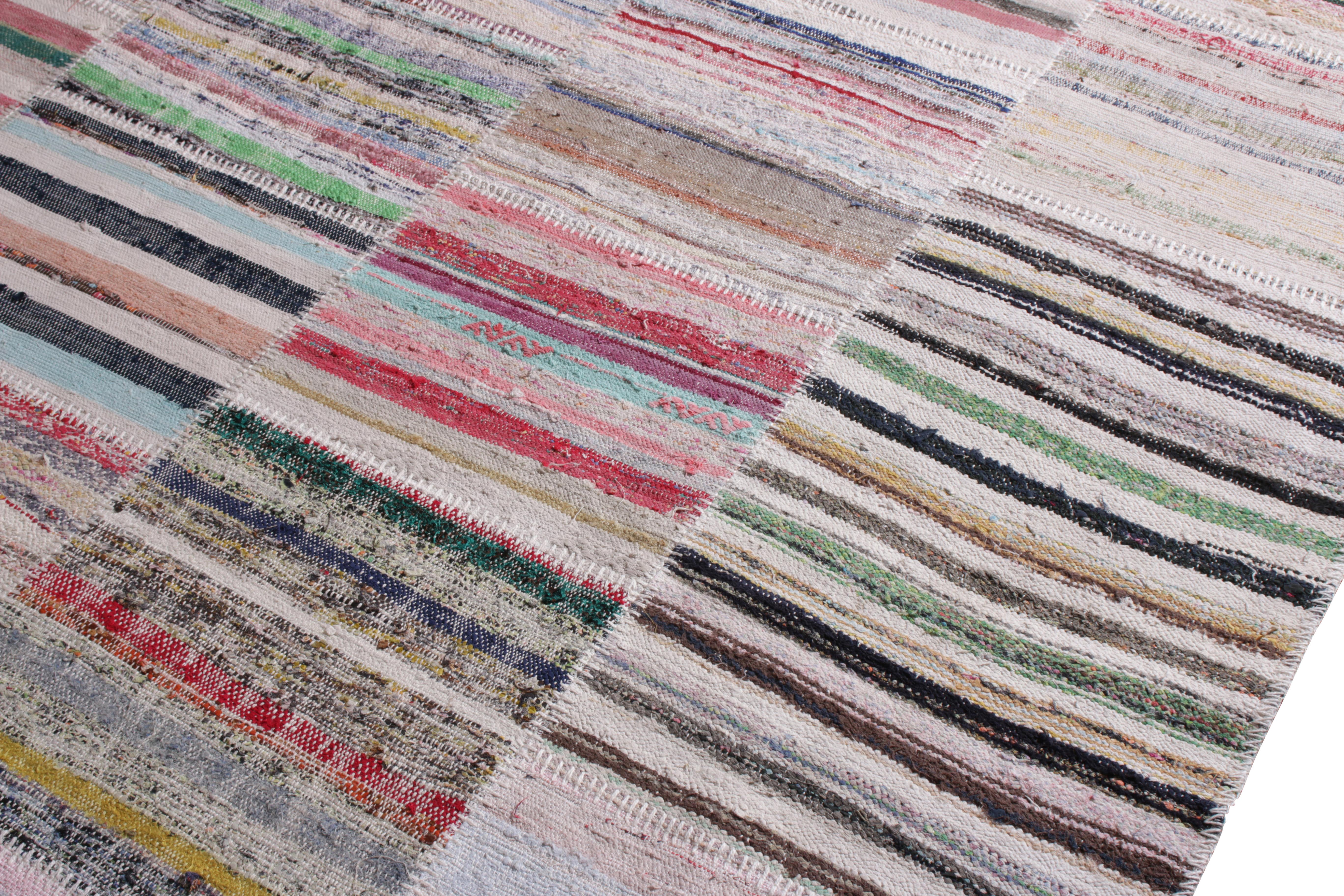 Moderner Patchwork-Kelim-Teppich in Grau mit mehrfarbigem Streifenmuster im Zustand „Neu“ im Angebot in Long Island City, NY
