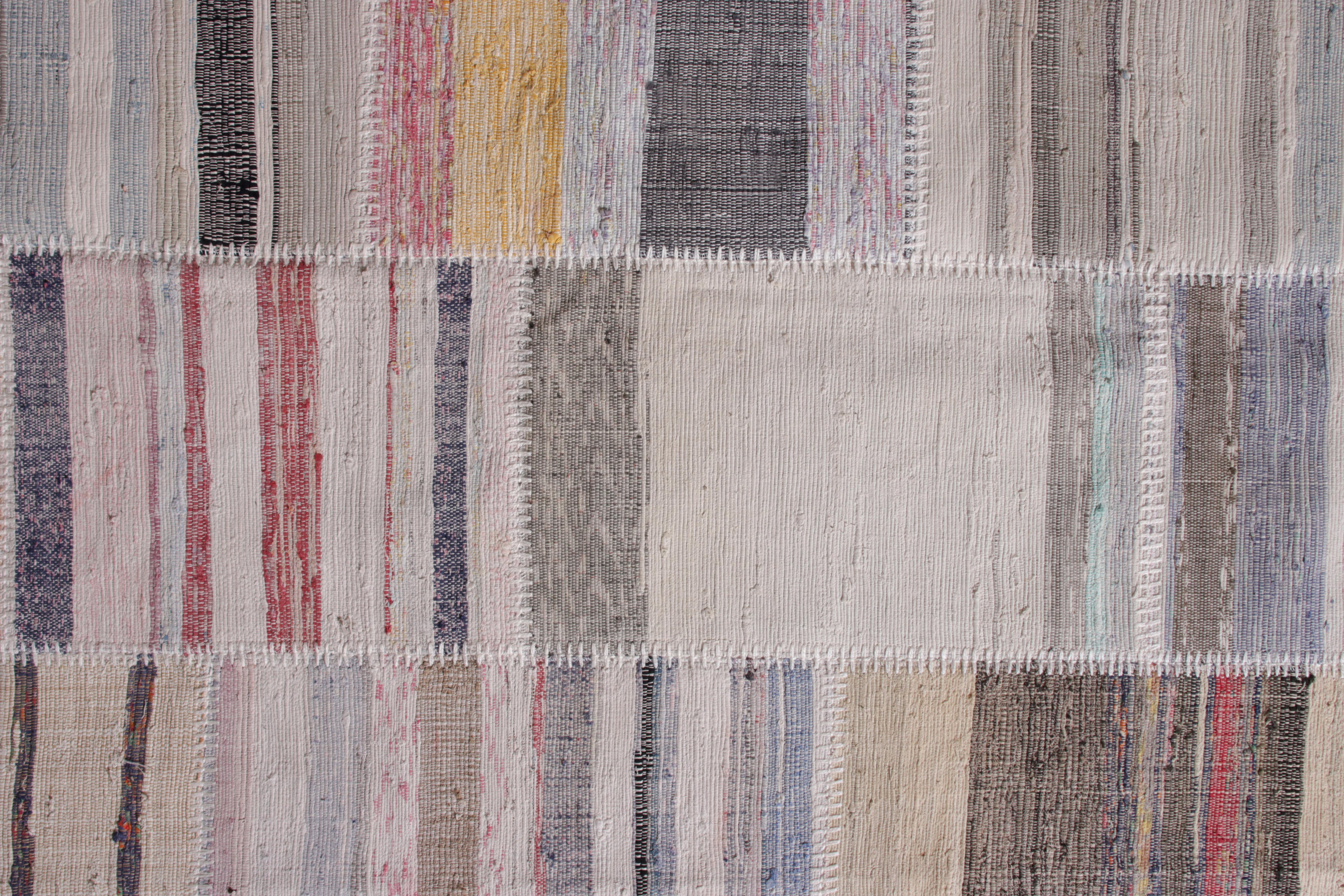 Moderner Patchwork-Kelim-Teppich in Grau mit mehrfarbigen Streifenmuster von Teppich & Kilim (Handgeknüpft) im Angebot