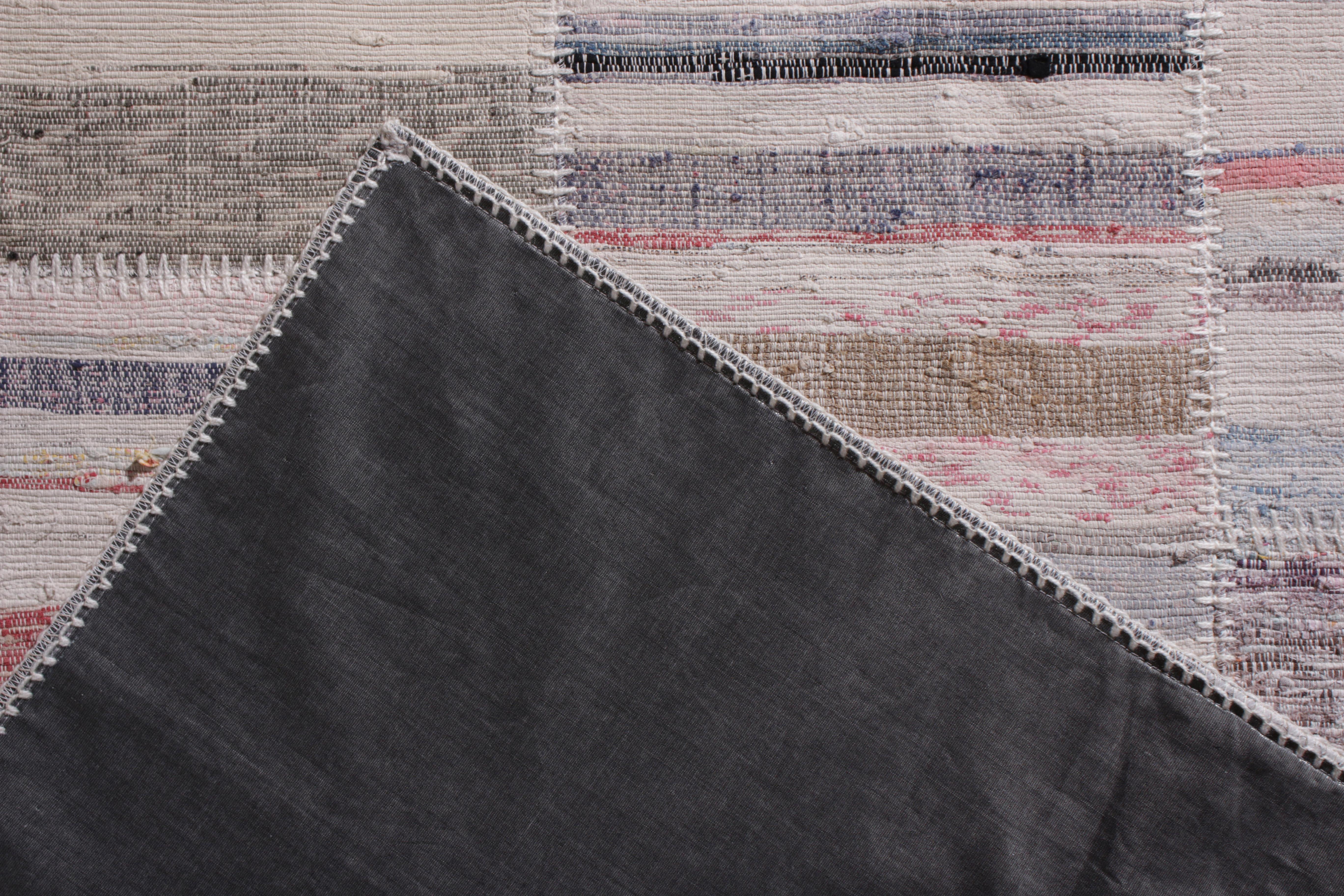Moderner Patchwork-Kelim-Teppich in Grau mit mehrfarbigen Streifenmuster von Teppich & Kilim im Zustand „Neu“ im Angebot in Long Island City, NY