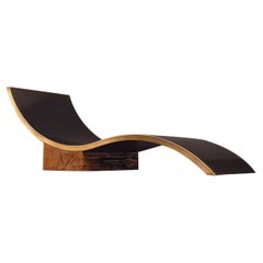 Moderna tumbona de bronce patinado con viga de pino corazón viejo