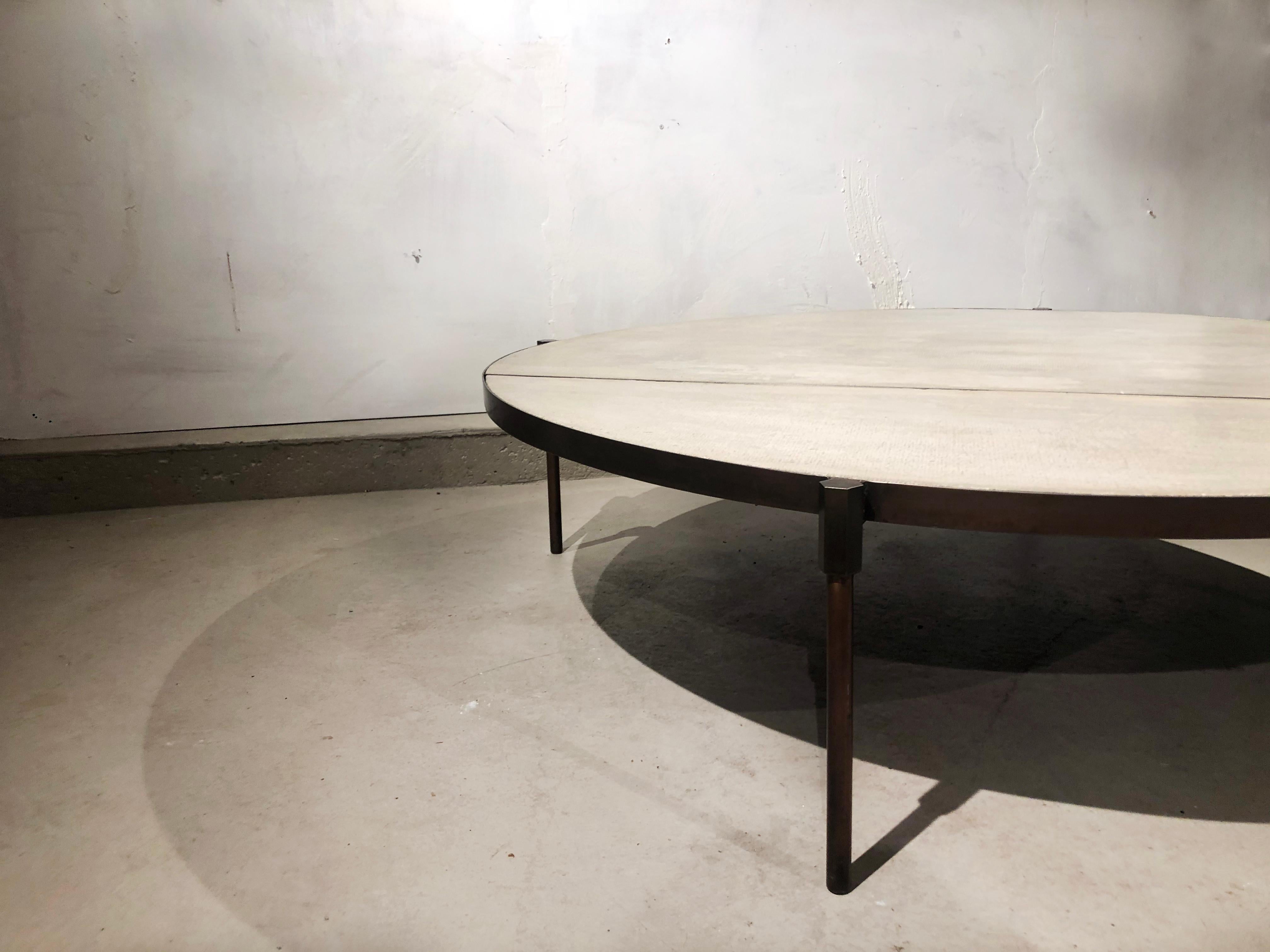 Moderne Table basse moderne en laiton patiné et plateau en béton en vente