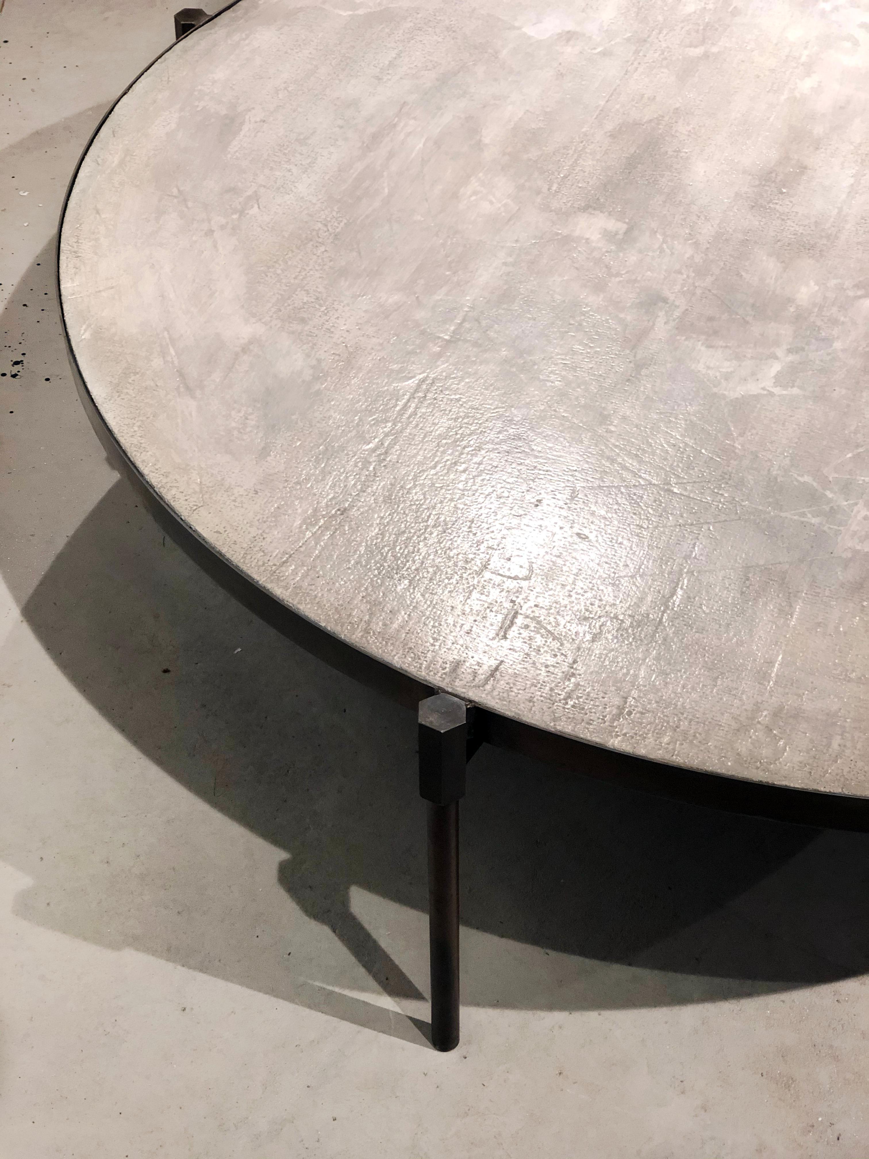 Nord-américain Table basse moderne en laiton patiné et plateau en béton en vente