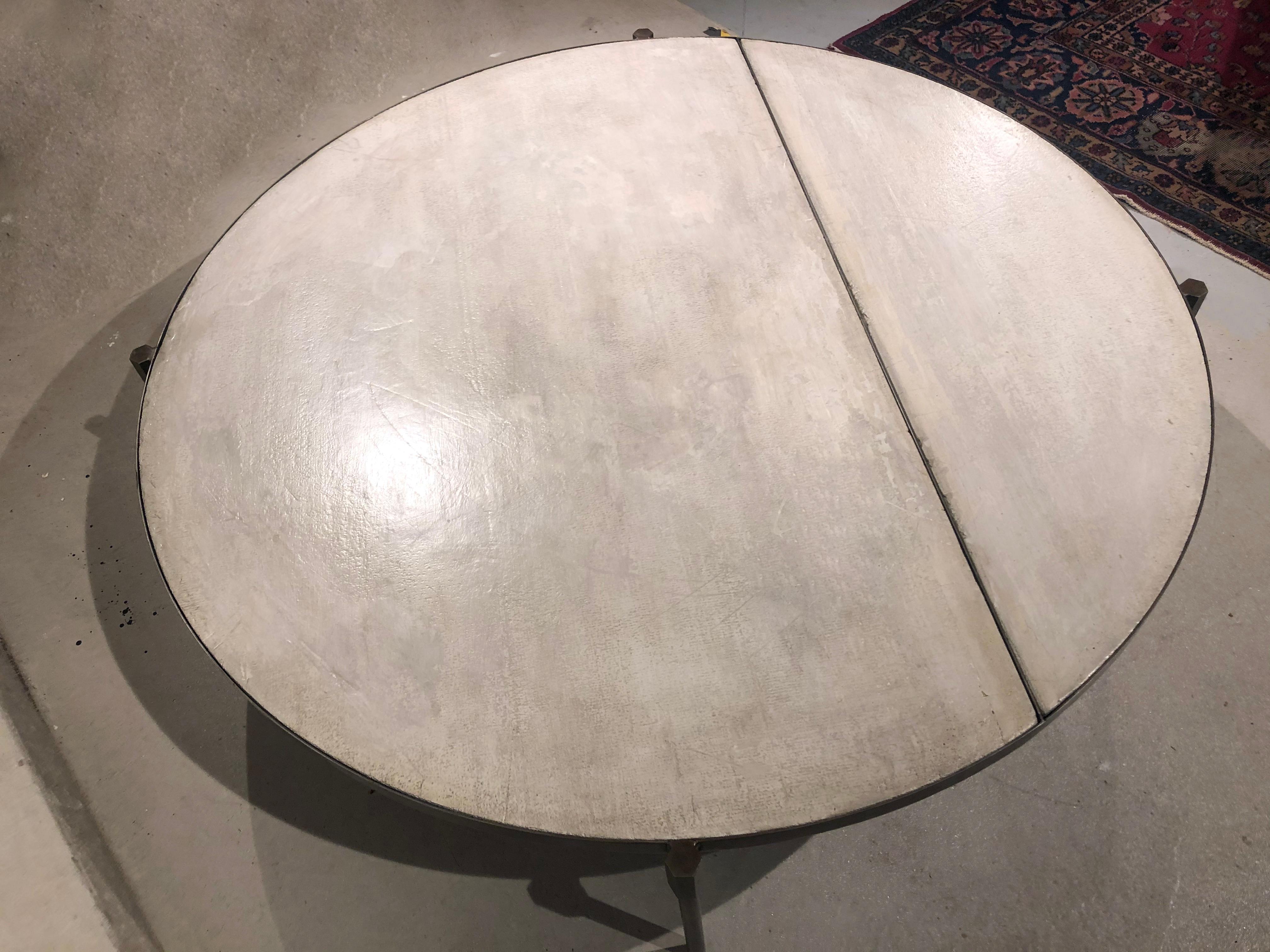 Patiné Table basse moderne en laiton patiné et plateau en béton en vente