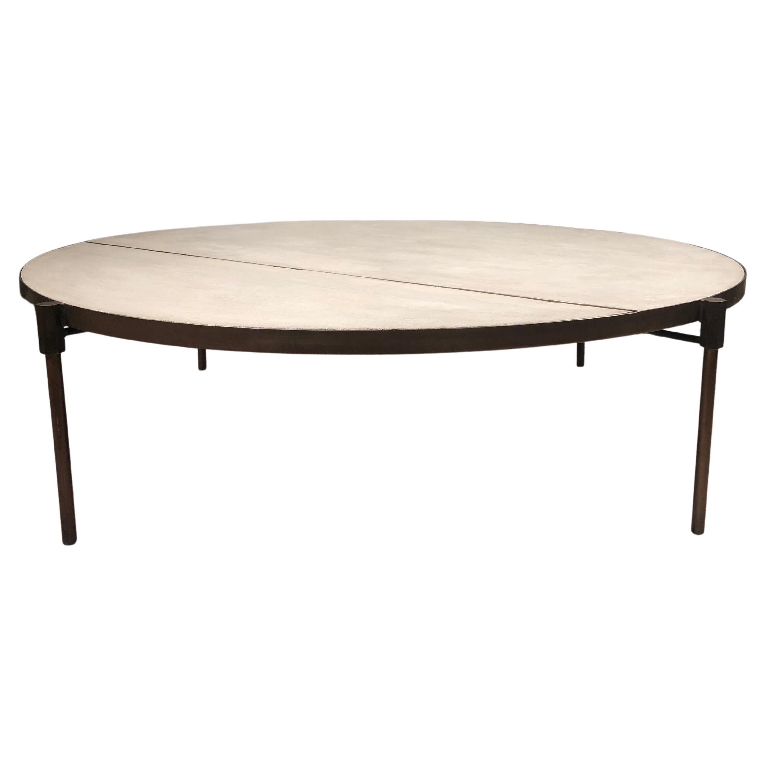 Couchtisch aus patiniertem Messing und Beton mit Platte
