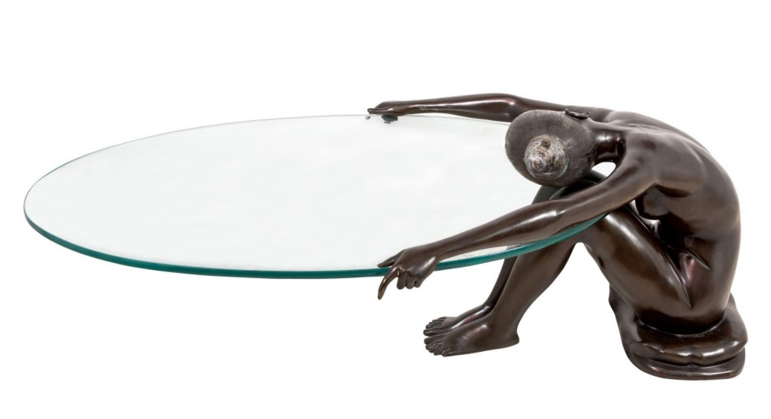 20ième siècle Table figurative moderne en verre patiné et bronze en vente