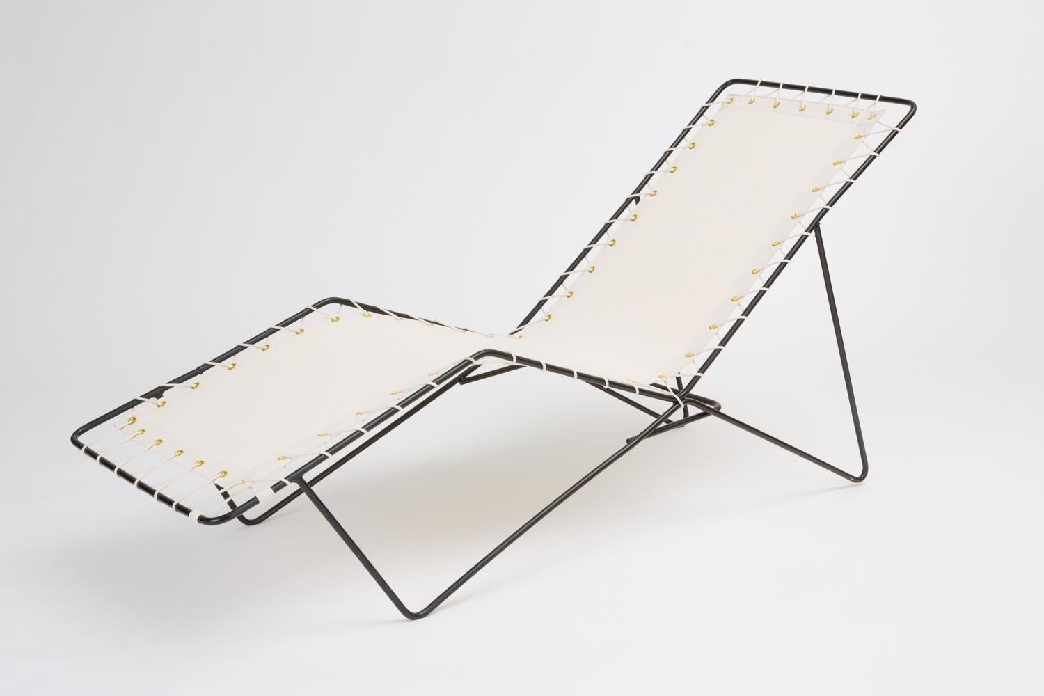 A 1950s modernist patio chaise lounge similar to Pipsan Saarinen Swanson’s 