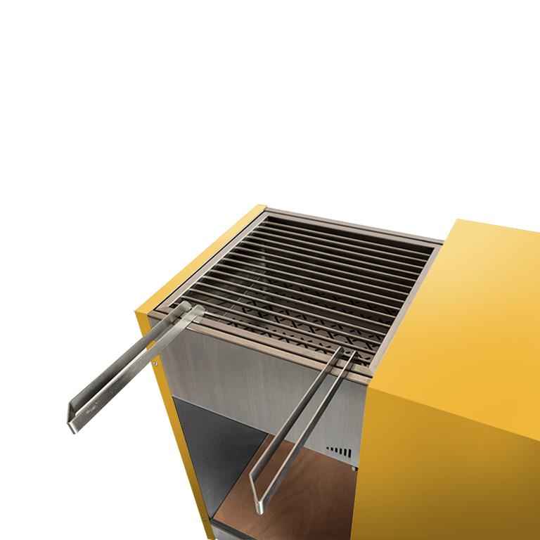 This monolithic charcoal barbecue is elegant and functional with sliding grills and accessories.
Snail Mono is small, handy and compact.
Suitable for small outdoor spaces, it gives warm, art and essence to garden or terrace.
Snail's structure and