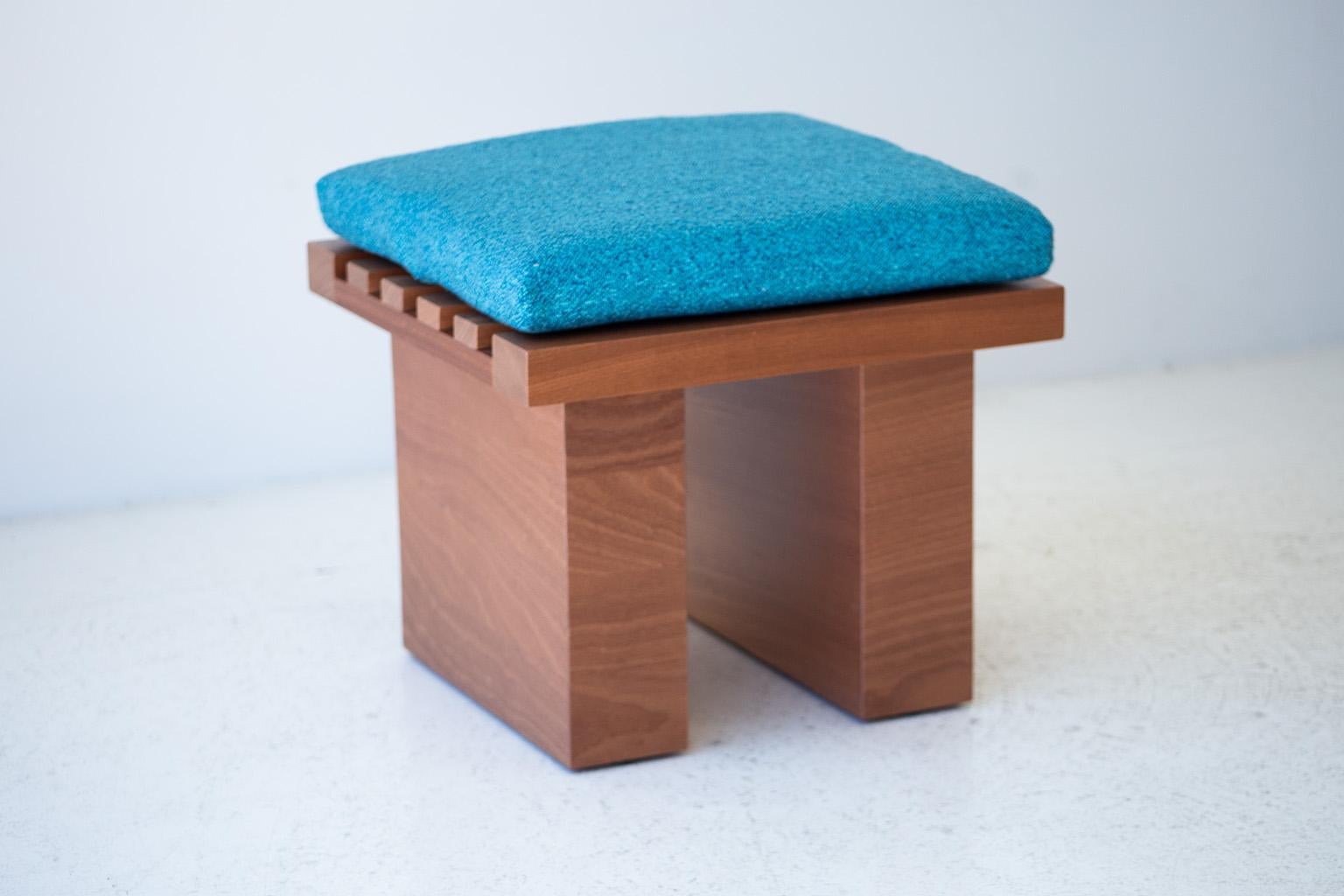 Contactez-nous pour connaître les tarifs pour les designers et les professionnels.

Ce meuble de patio moderne - Ottoman à lattes Suelo est magnifiquement construit dans l'Ohio, aux États-Unis. Cette silhouette est simple, moderne et élégante, avec