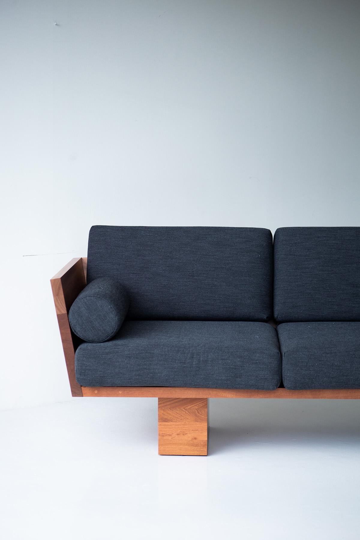 Ce canapé d'extérieur moderne Suelo est magnifiquement construit en bois massif dans l'Ohio, aux États-Unis. La silhouette de ce canapé est simple, moderne et élégante, avec des coussins de siège et de dossier confortables. Le cadre en bois est
