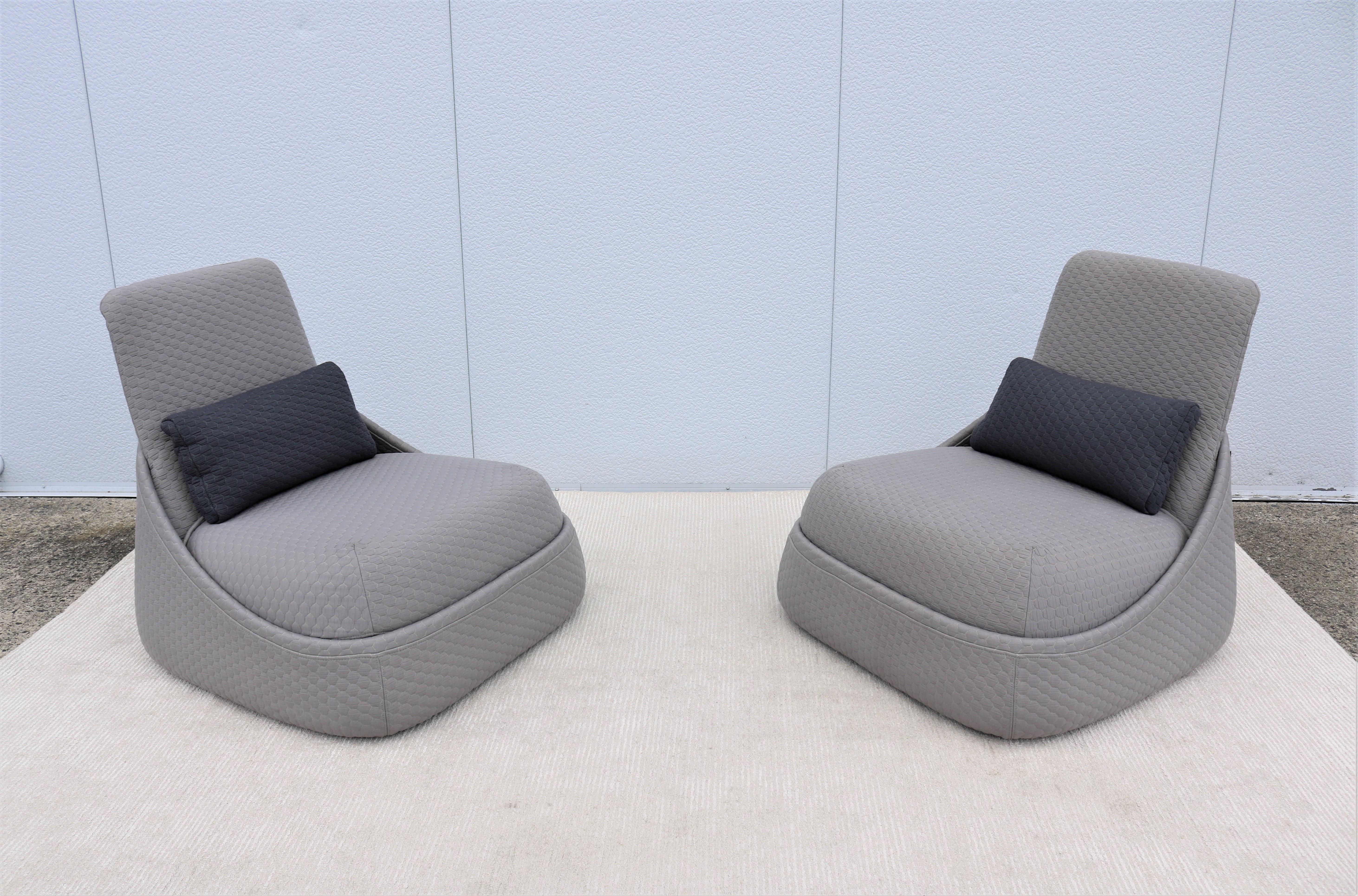 Moderne Paire de fauteuils de salon modernes Patricia Urquiola pour Coalesse Hosu avec pouf en vente