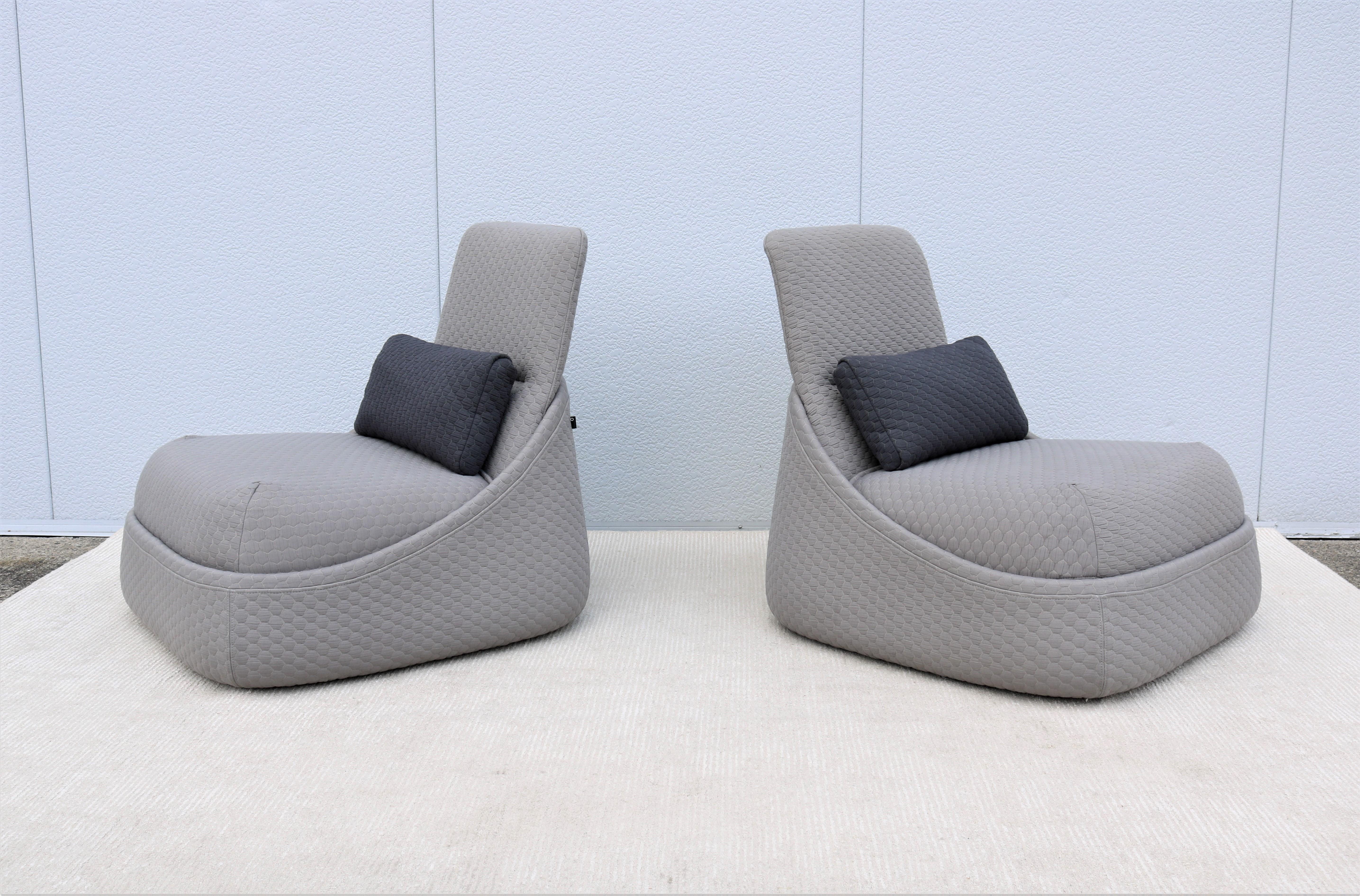 Tissu Paire de fauteuils de salon modernes Patricia Urquiola pour Coalesse Hosu avec pouf en vente