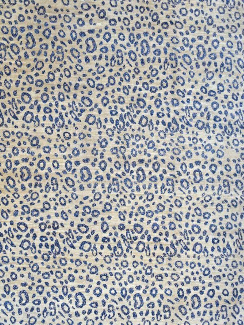 Moderner gemusterter blauer und cremefarbener persischer Wollteppich, 8' x 10' (Persisch) im Angebot