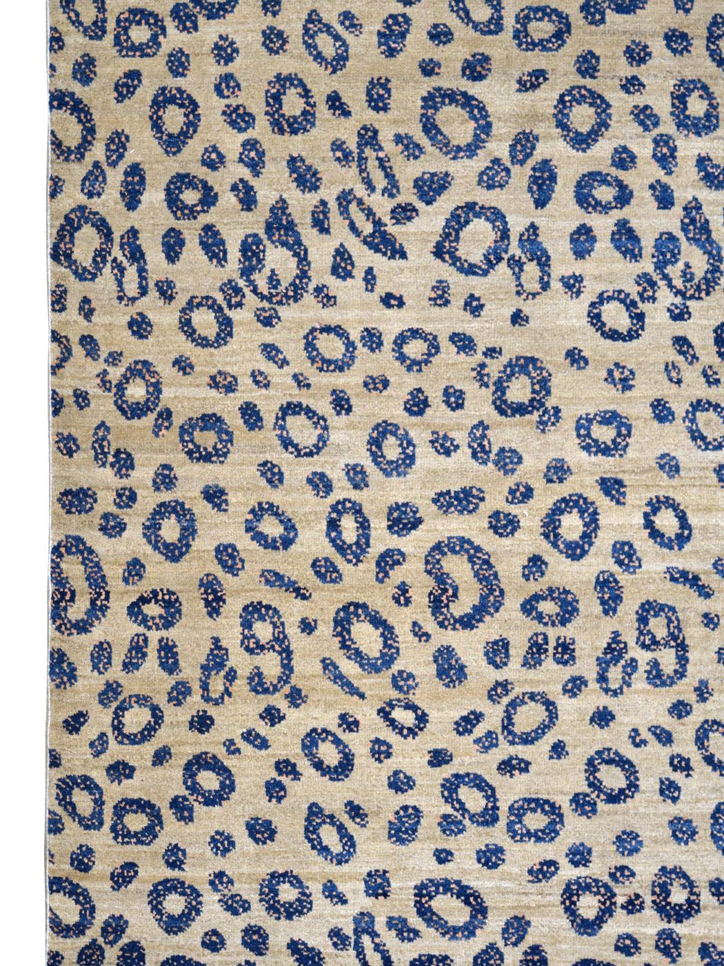 Moderner gemusterter blauer und cremefarbener persischer Wollteppich, 8' x 10' im Zustand „Neu“ im Angebot in New York, NY