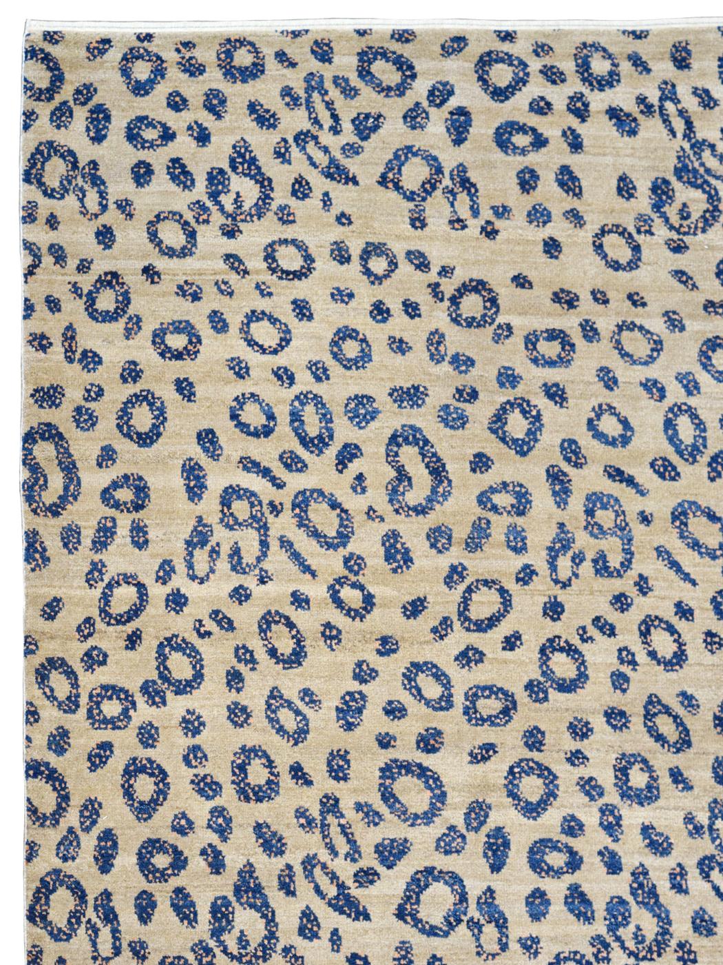 Moderner gemusterter blauer und cremefarbener persischer Wollteppich, 8' x 10' (21. Jahrhundert und zeitgenössisch) im Angebot