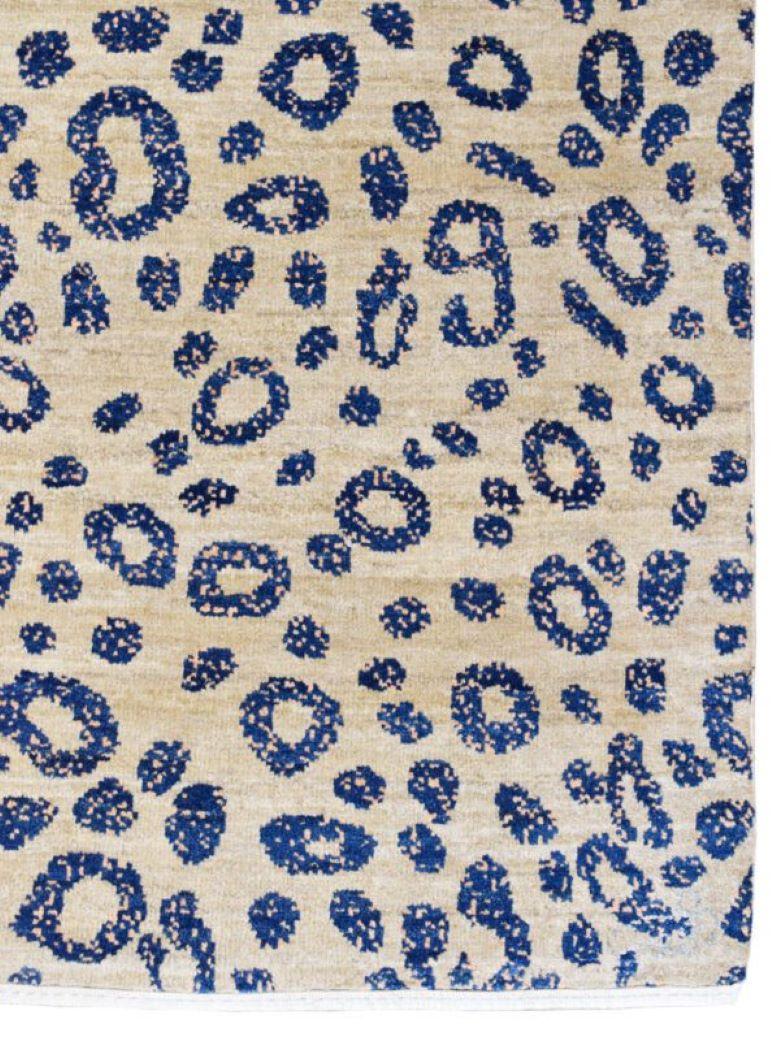 Moderner gemusterter blauer und cremefarbener persischer Wollteppich, 8' x 10' (Wolle) im Angebot