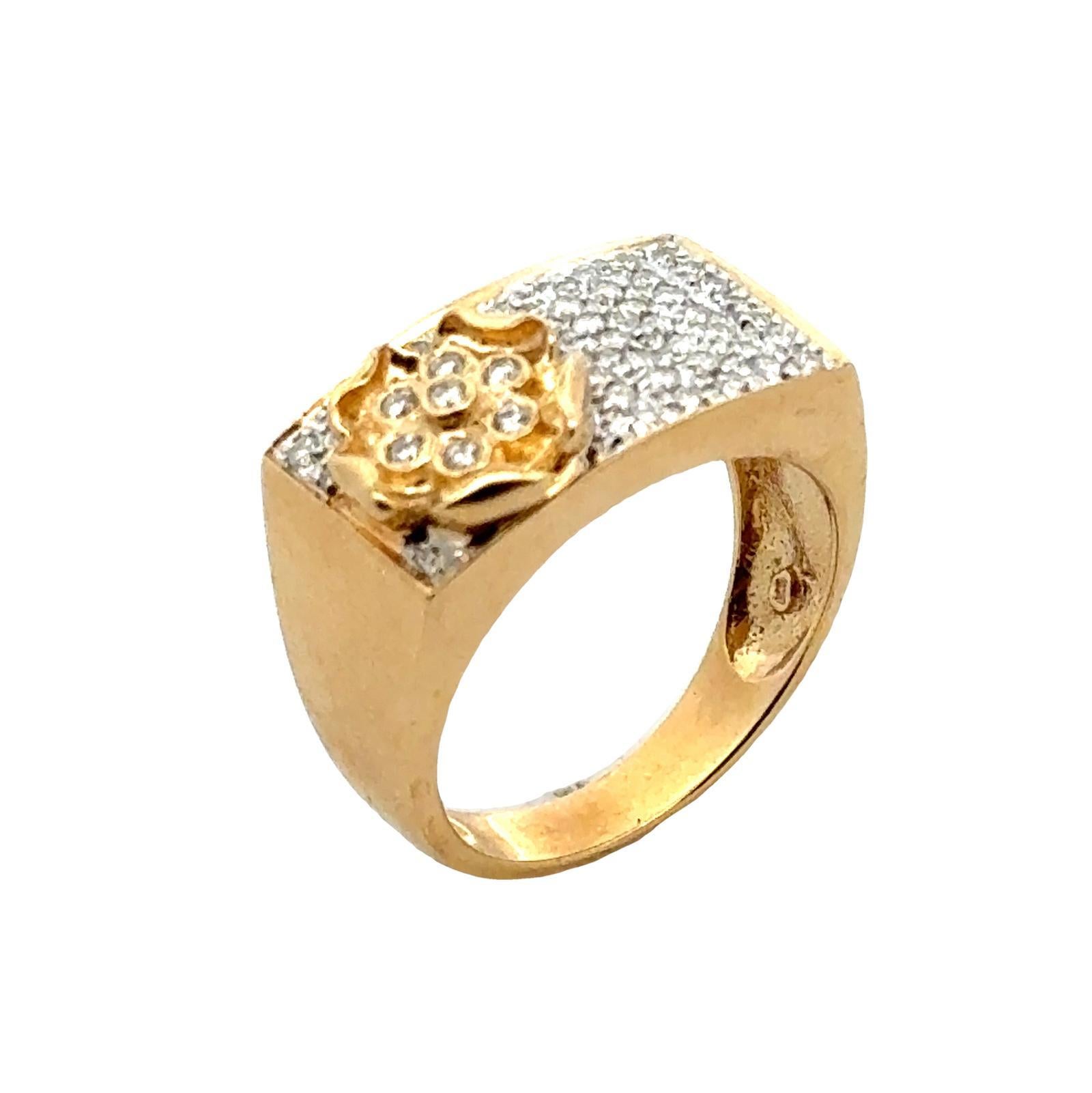 Modern Pave Diamond 14 Karat Yellow Gold Square Top Floral Design Band Ring In Excellent Condition For Sale In Boca Raton, FL