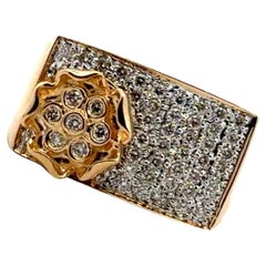 Bague moderne carrée en or jaune 14 carats avec diamants pavés et motifs floraux