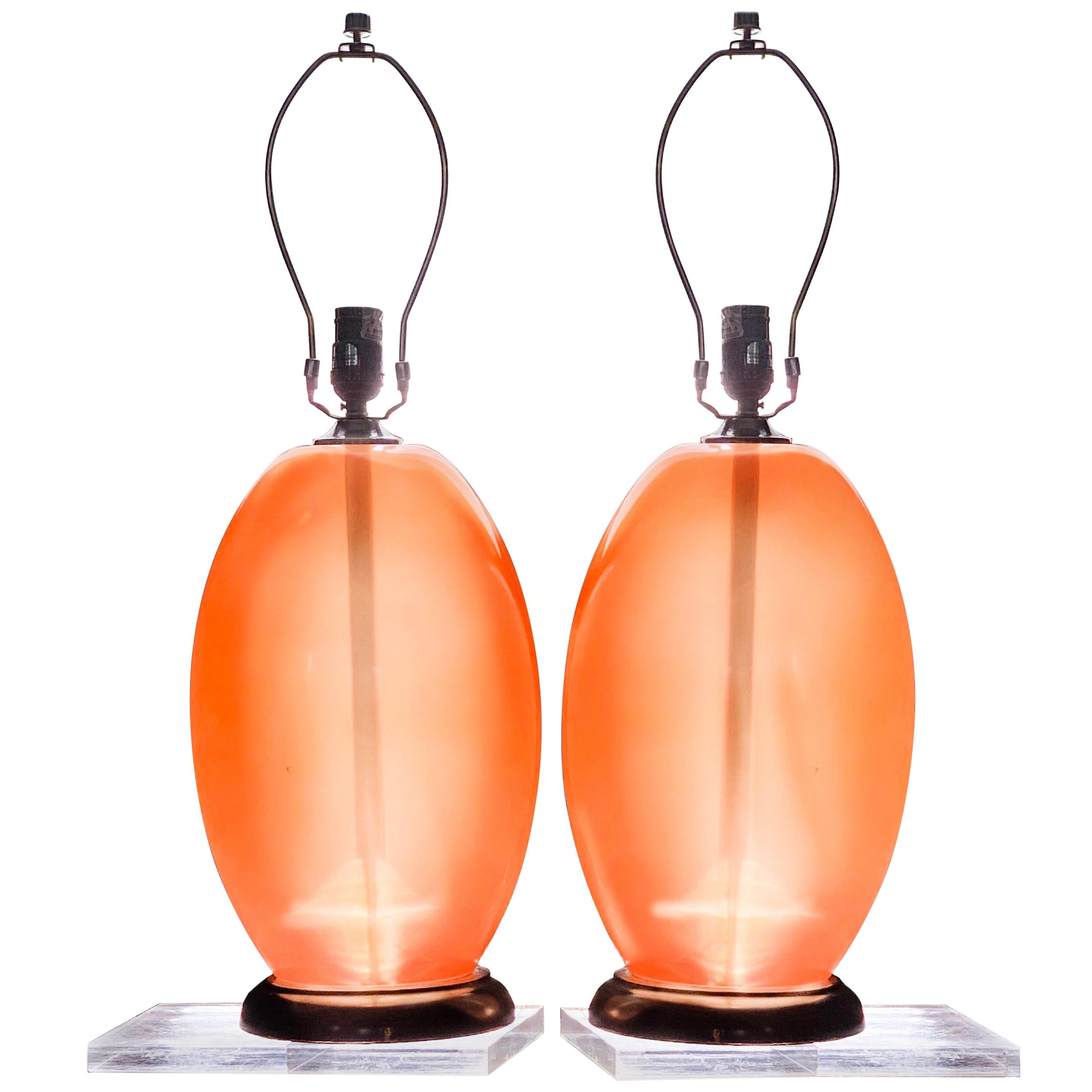 Postmoderne Lampe de table moderne en forme d'œuf:: sculpturale:: en lucite:: de couleur pêche:: du milieu du siècle en vente
