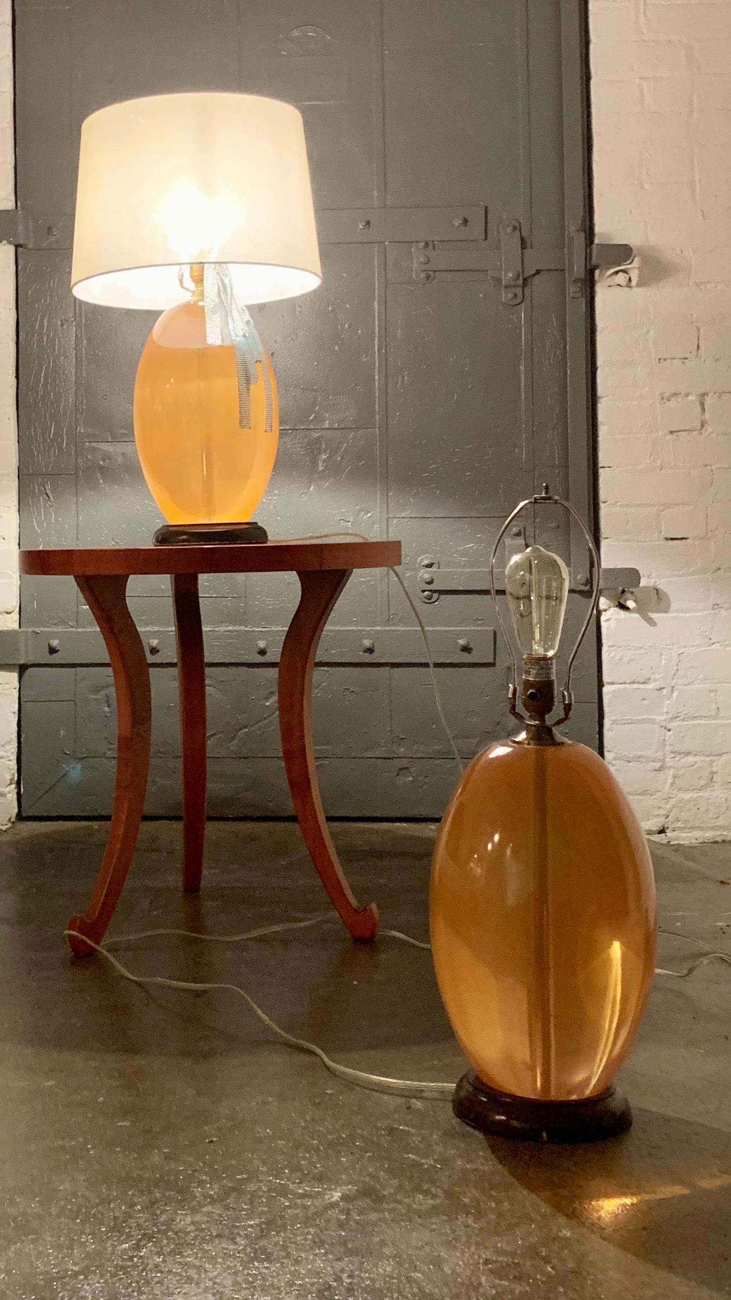Lucite Lampe de table moderne en forme d'œuf:: sculpturale:: en lucite:: de couleur pêche:: du milieu du siècle en vente