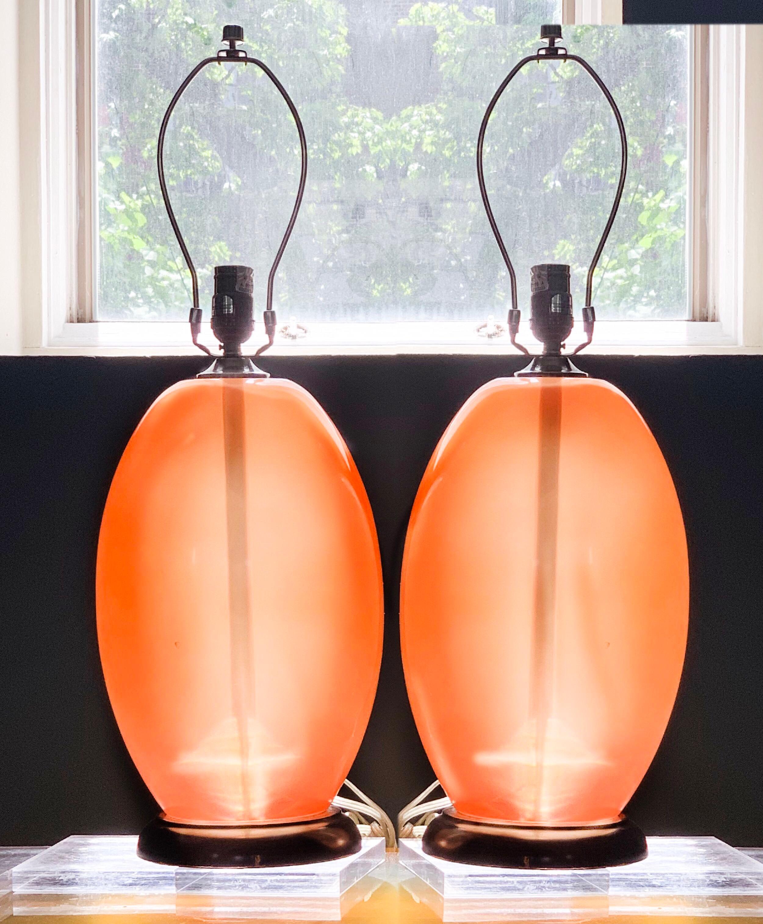 Modern Peach Lucite Midcentury Monumental  Sculptural Egg Form Table Lamp For Sale 3