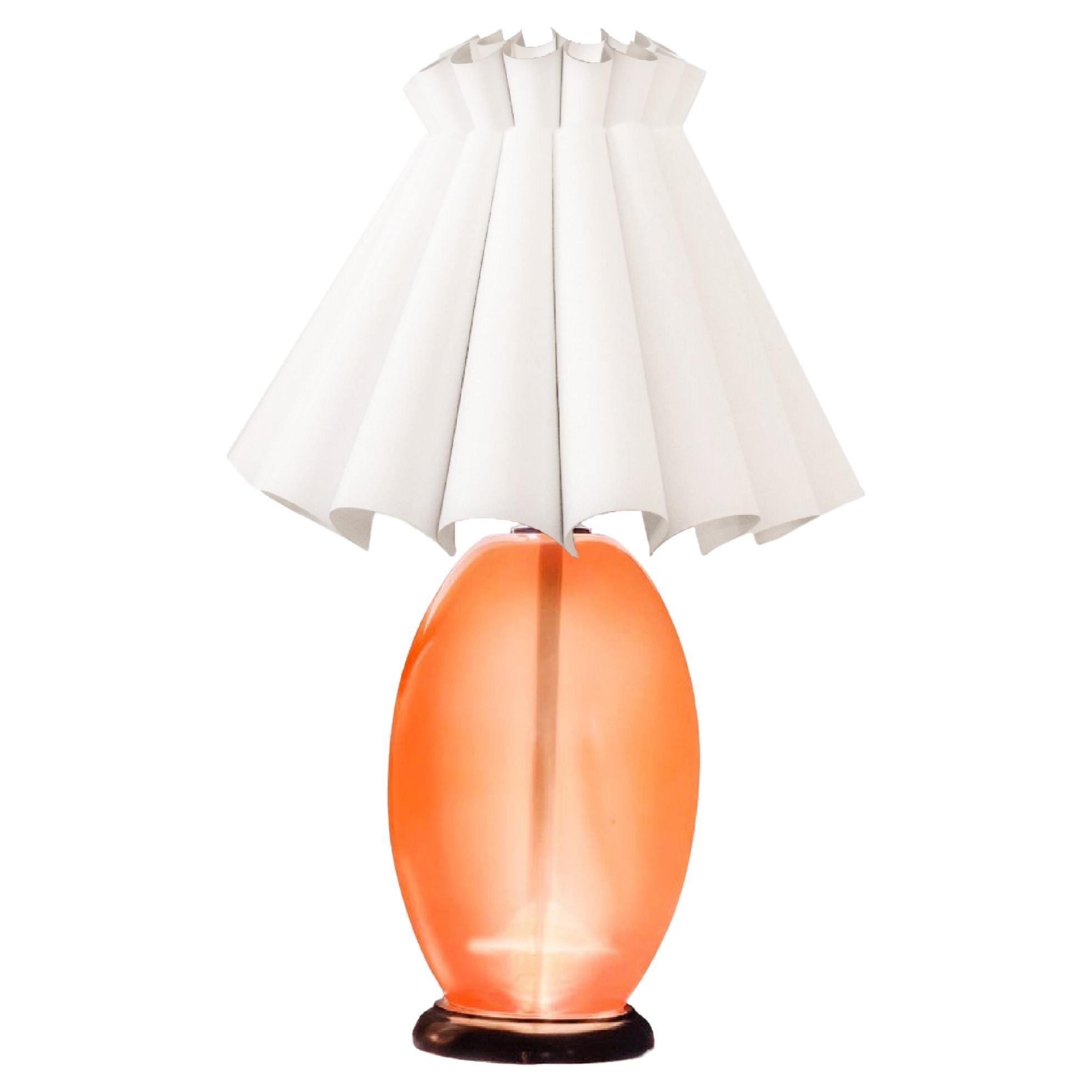 Lampe de table moderne en forme d'œuf:: sculpturale:: en lucite:: de couleur pêche:: du milieu du siècle en vente