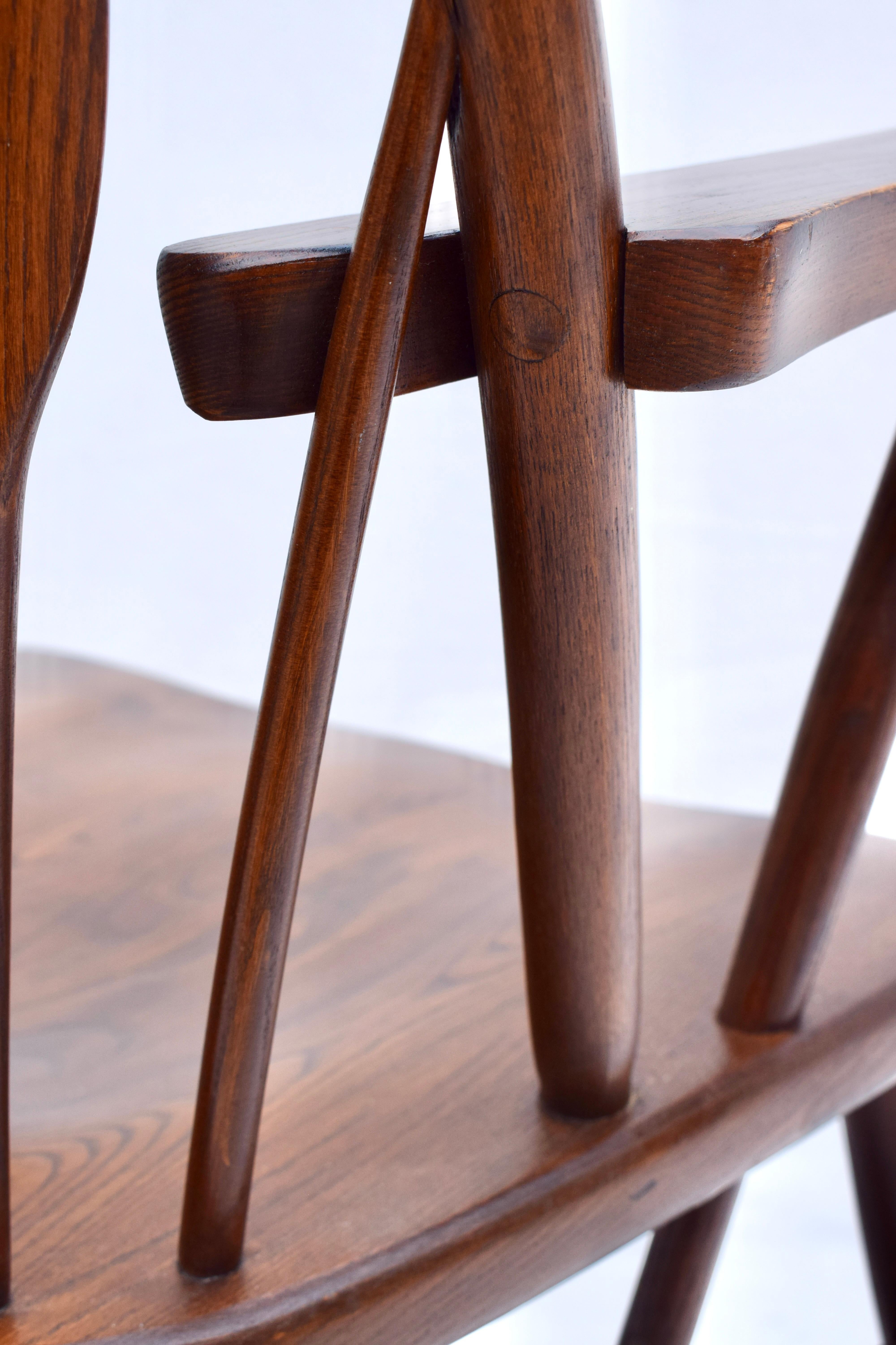 Un bel set di sei sedie in legno curvato realizzate a mano che presentano l'influenza unica della sedia Peacock di Hans Wegner della metà del secolo scorso.  Elegante, solido ed estremamente comodo. Il design versatile si adatta bene sia