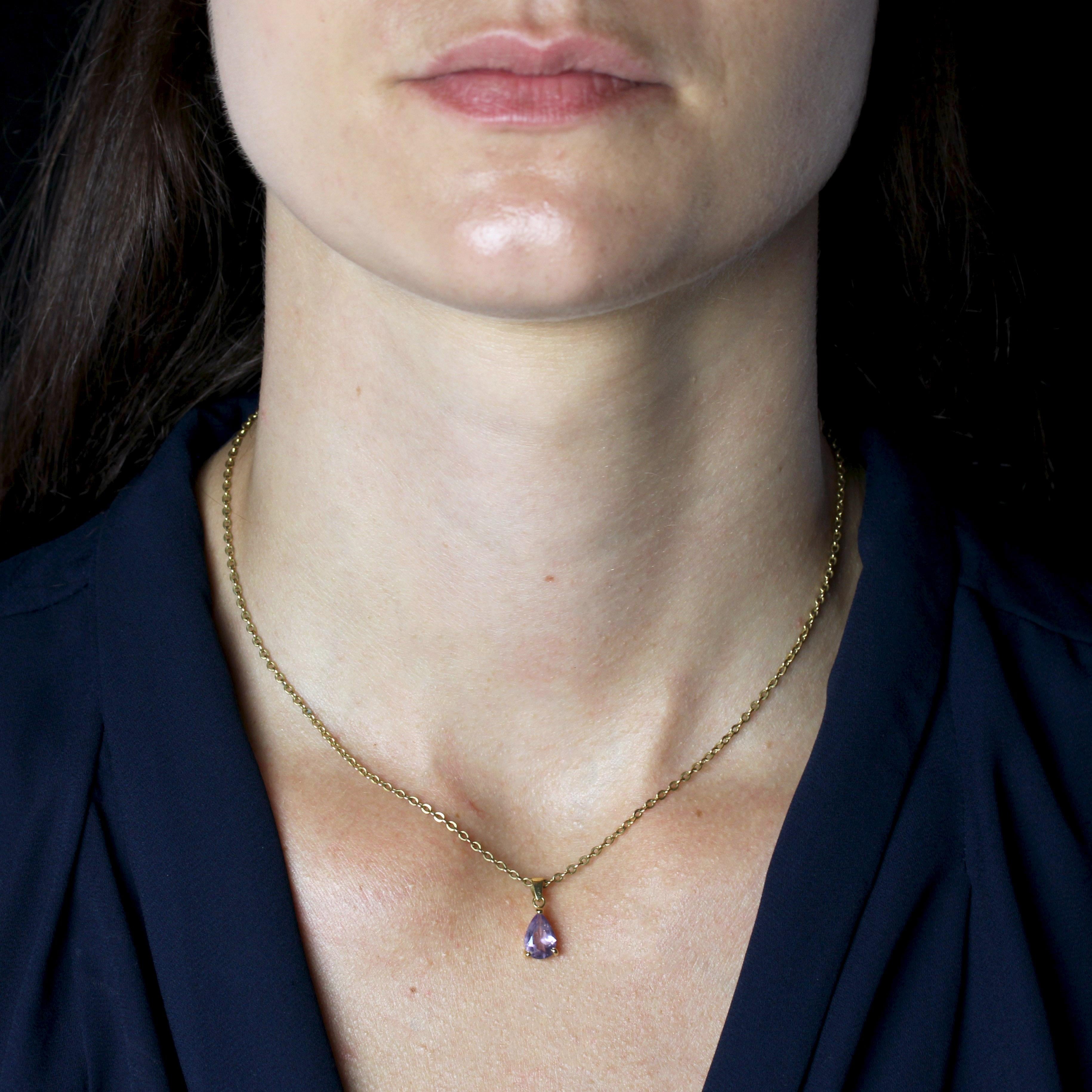 Anhänger aus 18 Karat Gelbgold.
Gelbgoldanhänger aus zweiter Hand mit einem Amethysten im Birnenschliff.
Der Anhänger wird ohne seine Präsentationskette verkauft.
Gesamtgewicht des Amethysts: ca. 0,90 Karat.
Höhe: 1,5 cm, Breite: ca. 6,7 mm, Dicke: