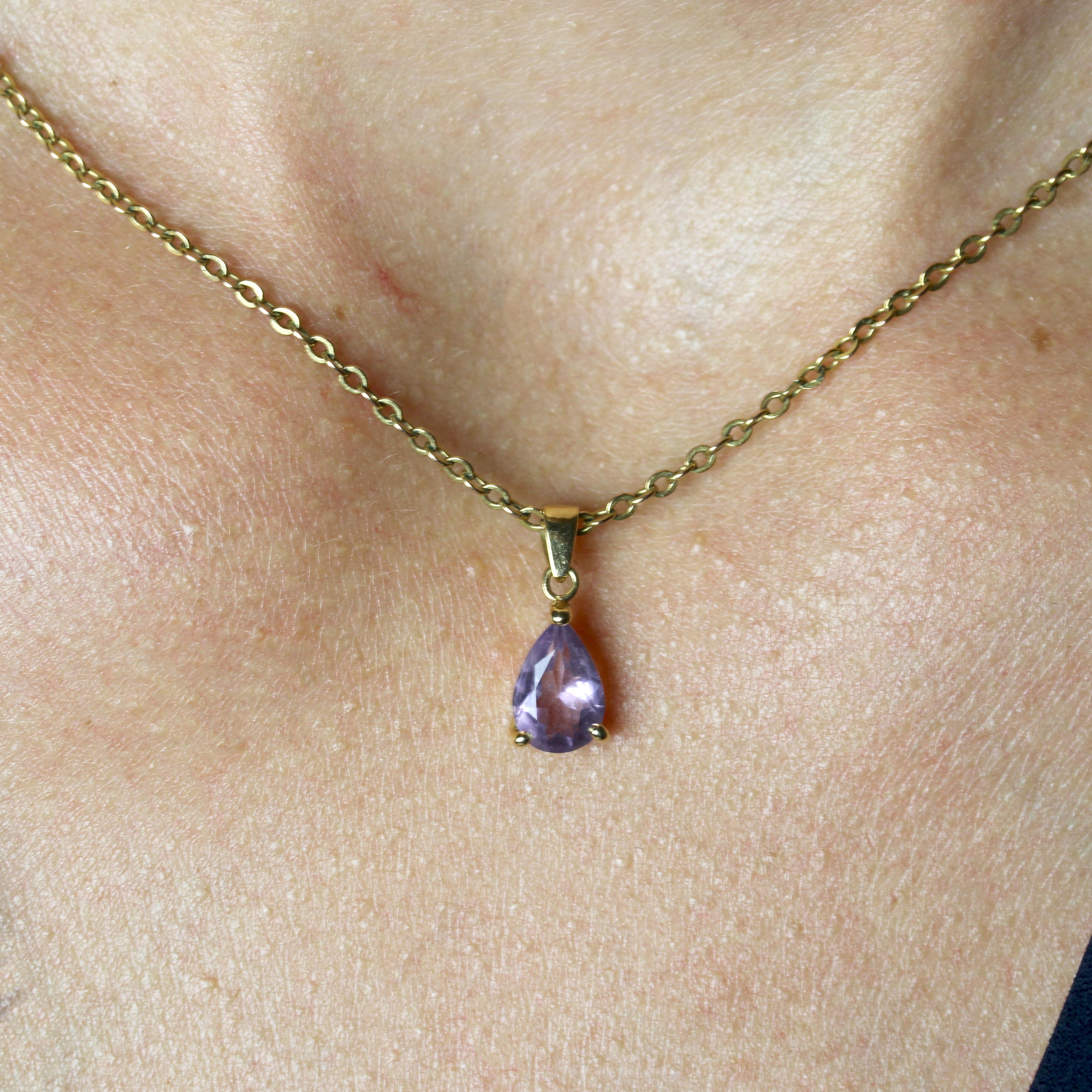 Moderner Tropfenanhänger mit Birne und Amethyst aus 18 Karat Gelbgold Damen im Angebot