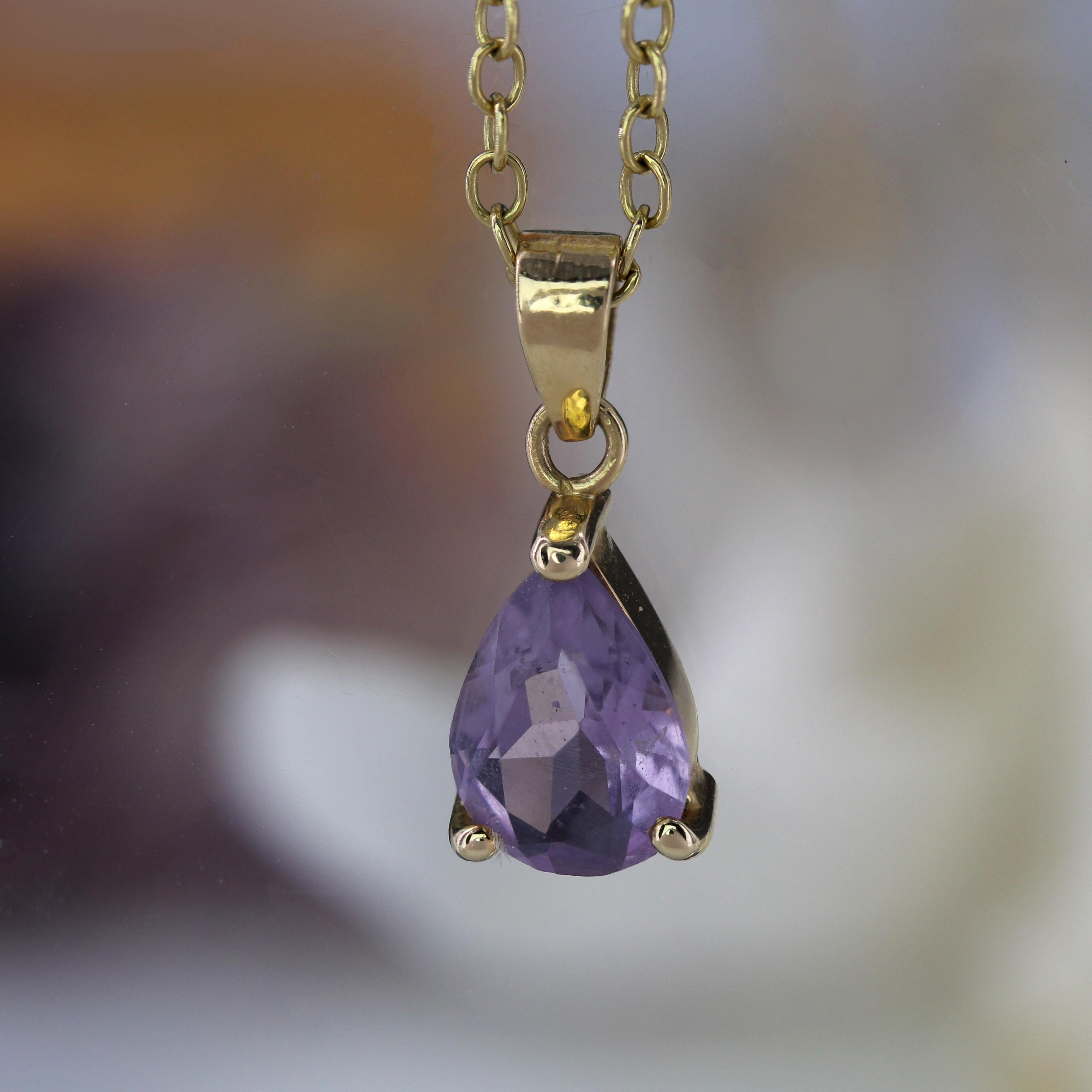 Moderner Tropfenanhänger mit Birne und Amethyst aus 18 Karat Gelbgold im Angebot 1