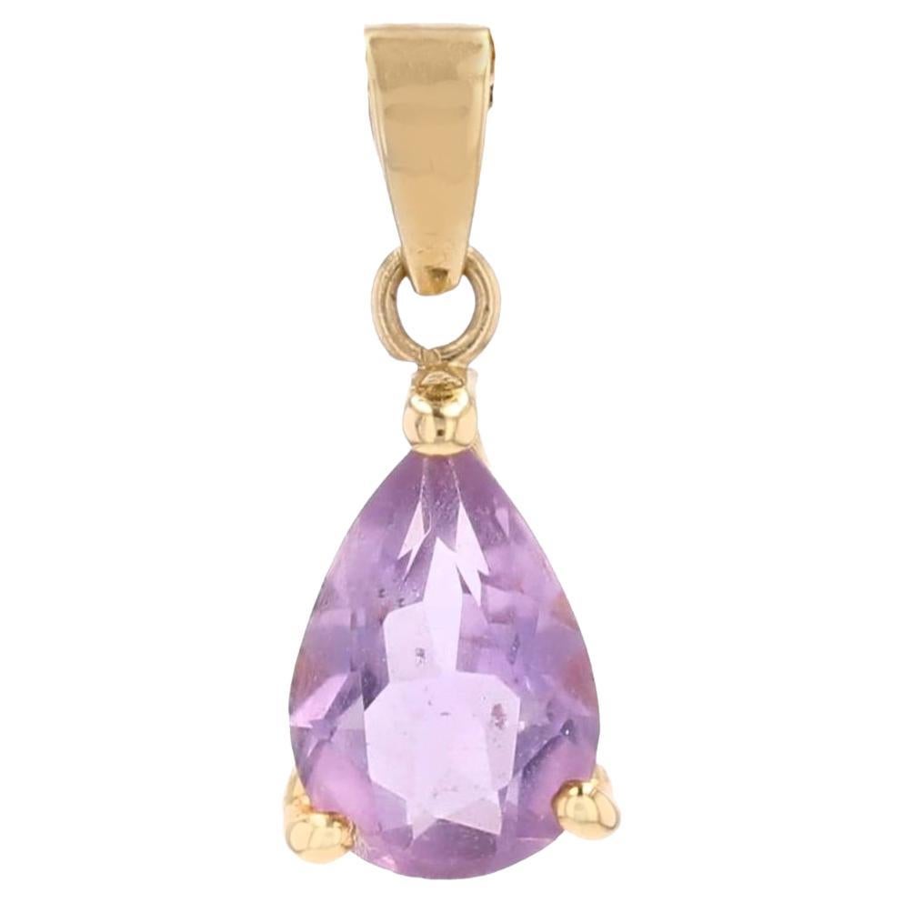 Moderner Tropfenanhänger mit Birne und Amethyst aus 18 Karat Gelbgold im Angebot