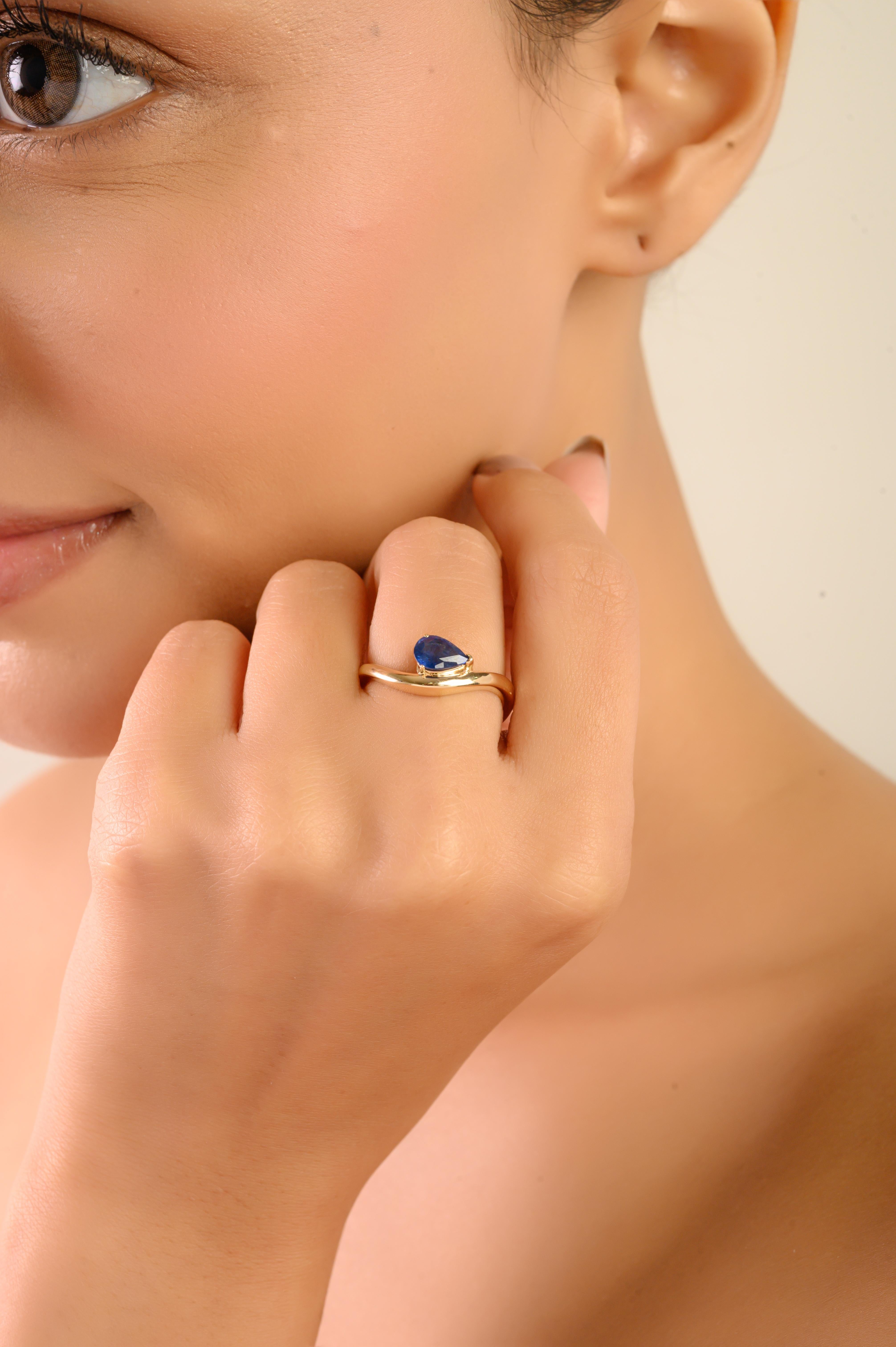En vente :  Bague moderne en or jaune 14k avec saphir bleu profond, taille poire et serti clos 2