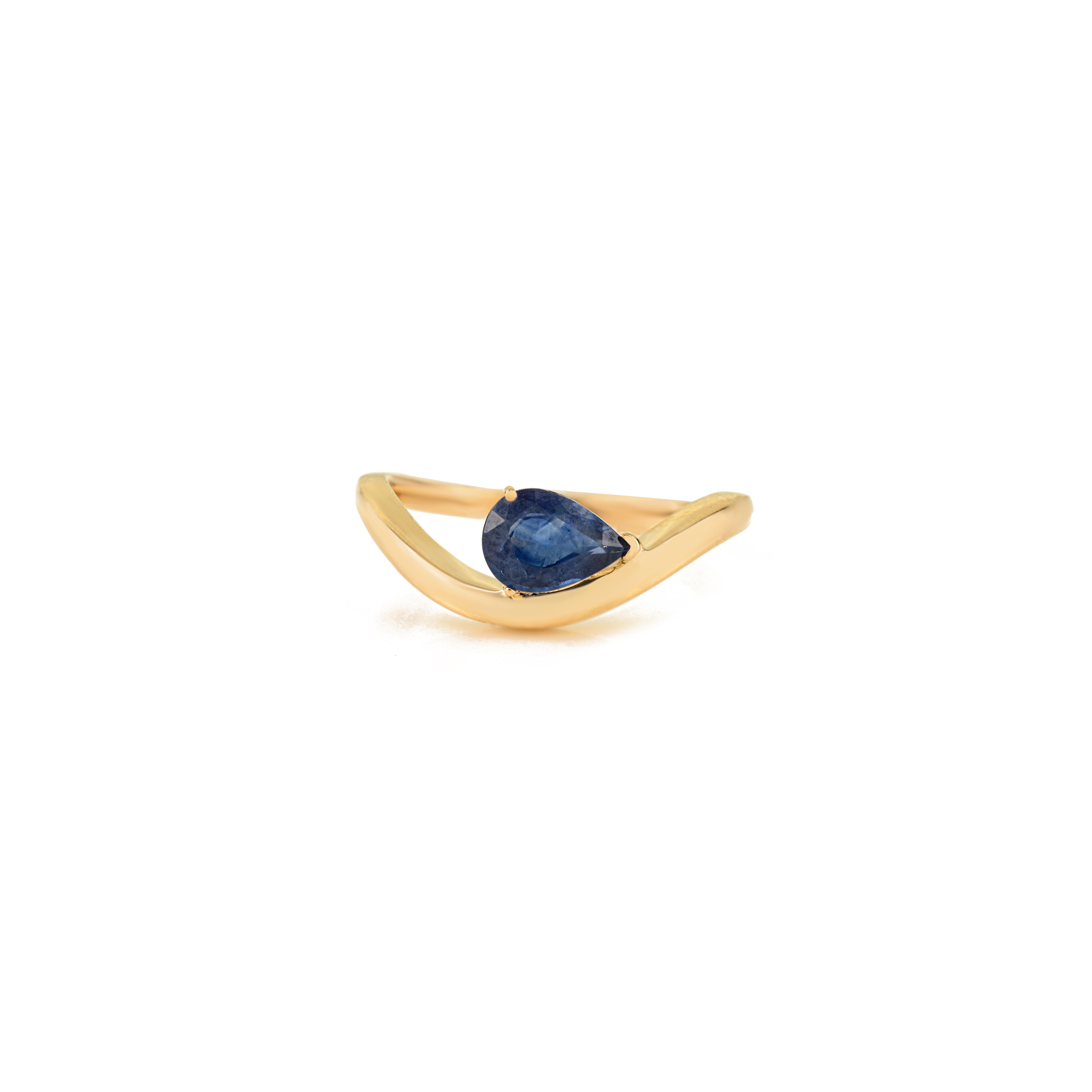 En vente :  Bague moderne en or jaune 14k avec saphir bleu profond, taille poire et serti clos 3