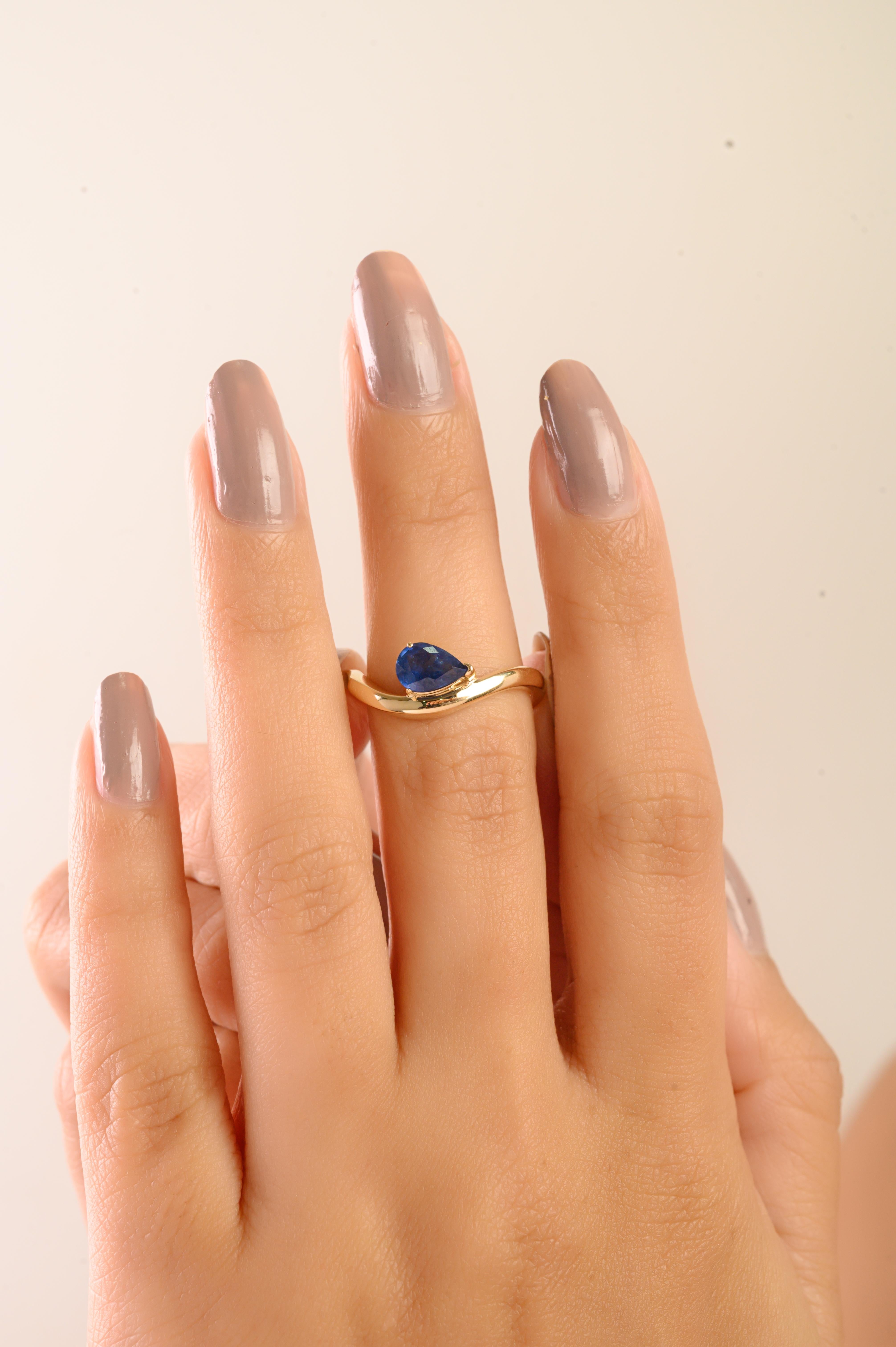 En vente :  Bague moderne en or jaune 14k avec saphir bleu profond, taille poire et serti clos 4