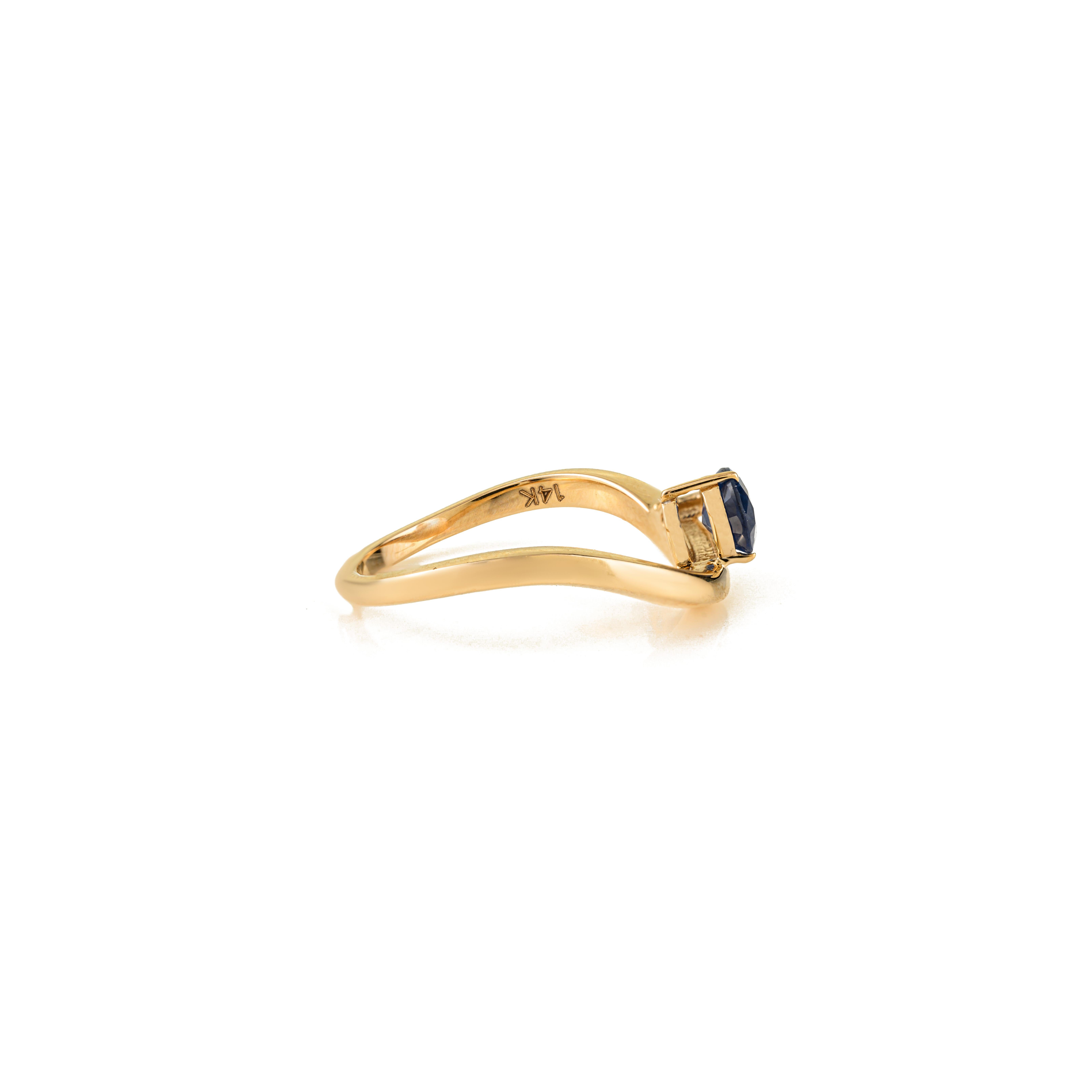 En vente :  Bague moderne en or jaune 14k avec saphir bleu profond, taille poire et serti clos 5