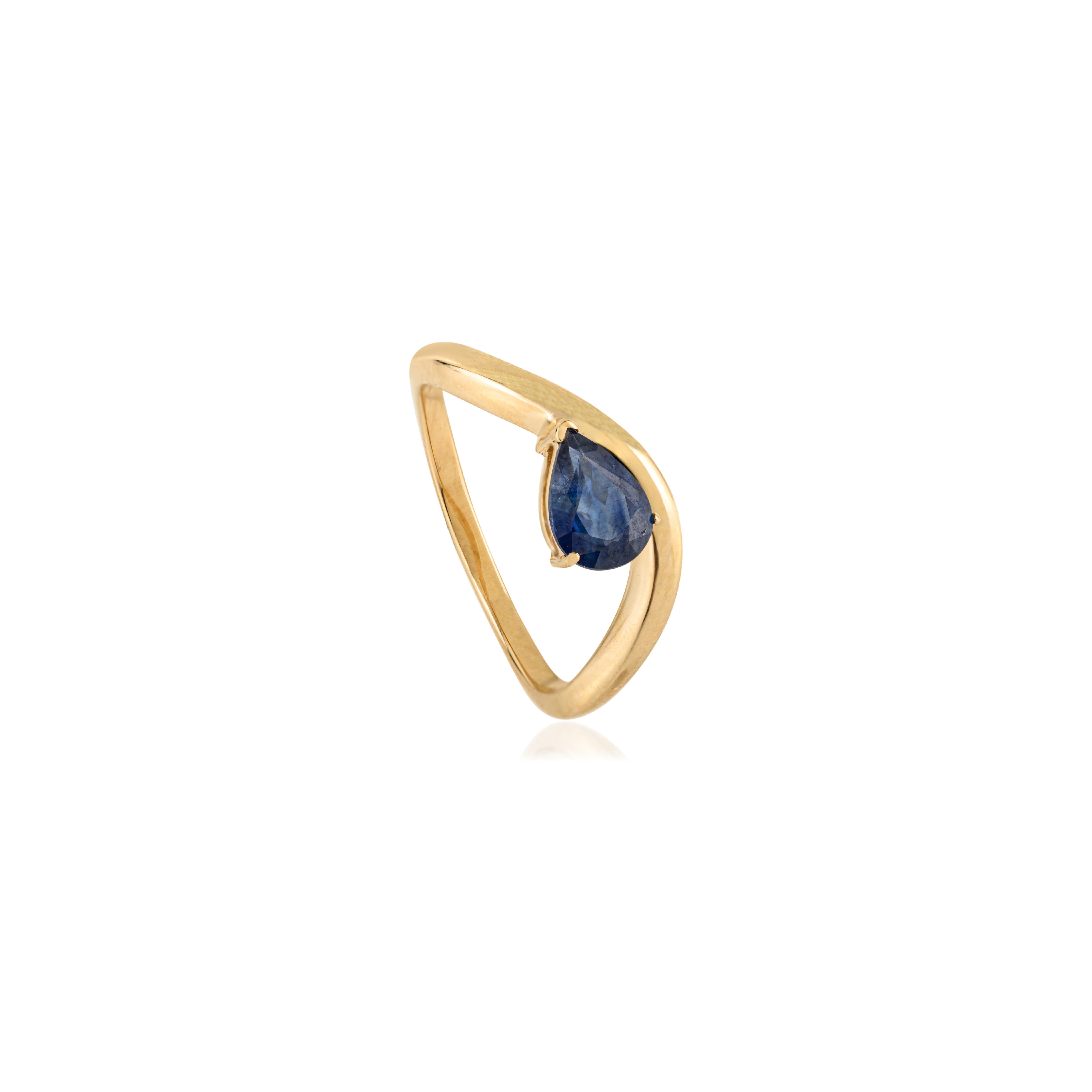 En vente :  Bague moderne en or jaune 14k avec saphir bleu profond, taille poire et serti clos 7