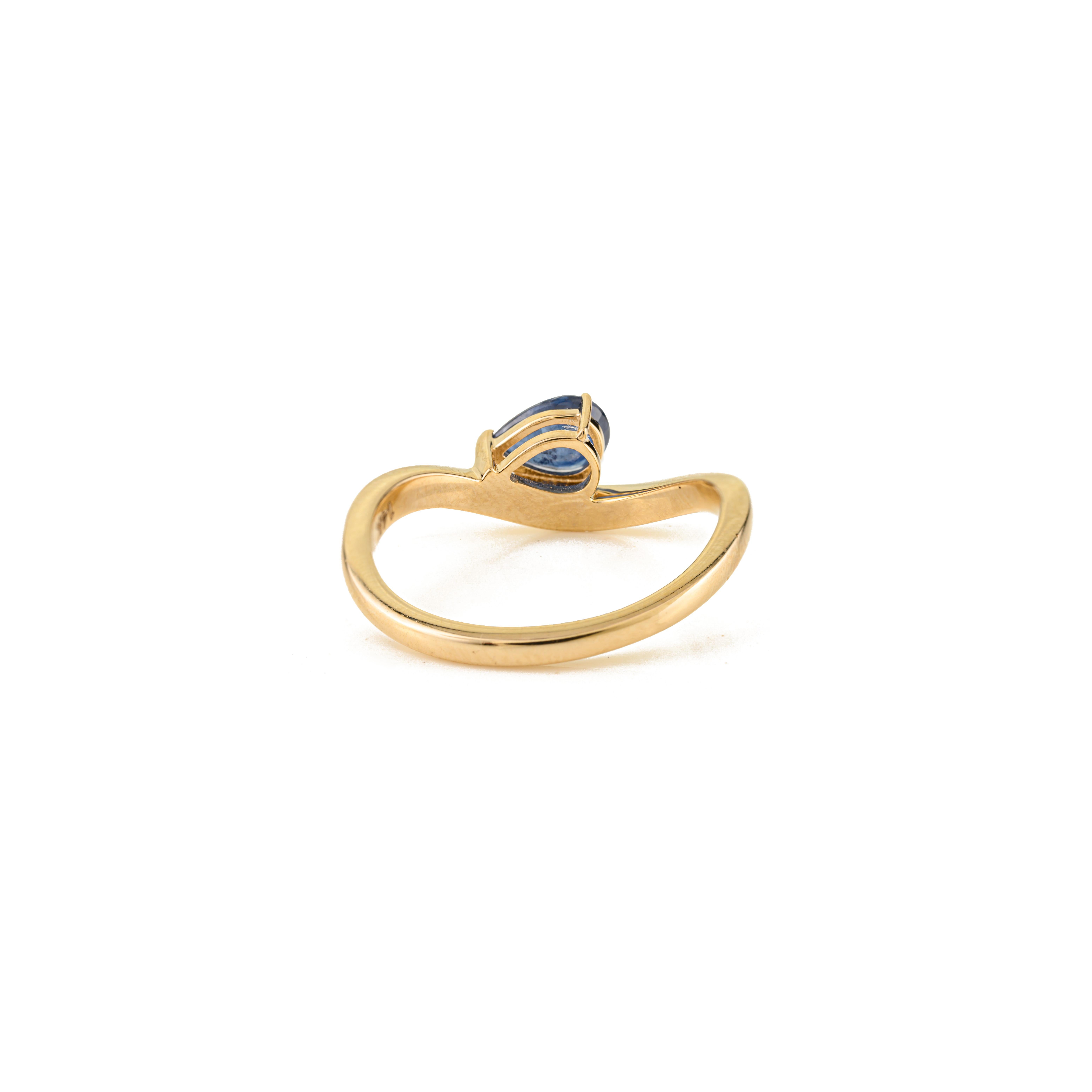 En vente :  Bague moderne en or jaune 14k avec saphir bleu profond, taille poire et serti clos 9