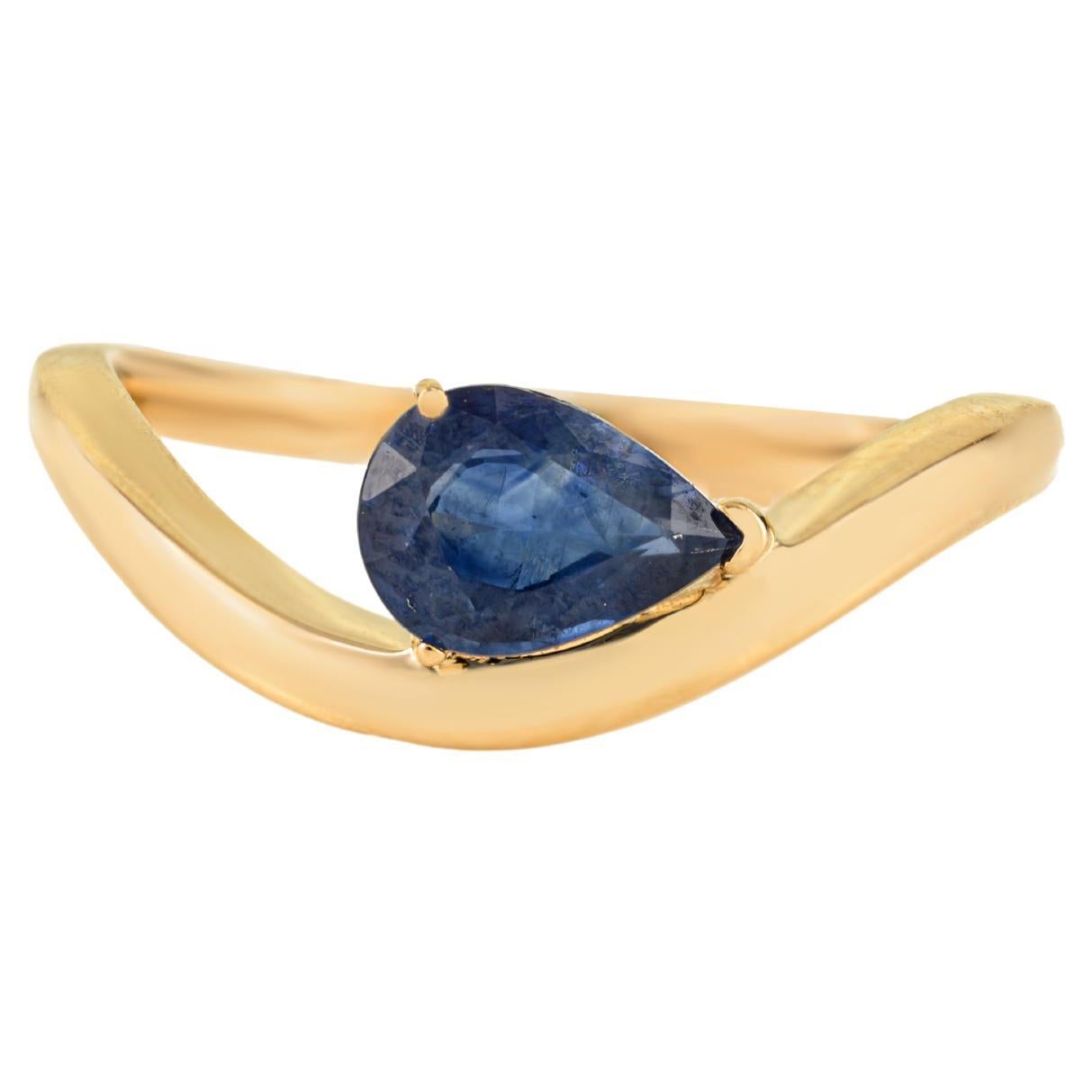 Bague moderne en or jaune 14k avec saphir bleu profond, taille poire et serti clos