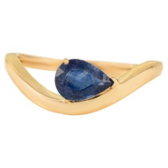 Bague moderne en or jaune 14k avec saphir bleu profond, taille poire et serti clos