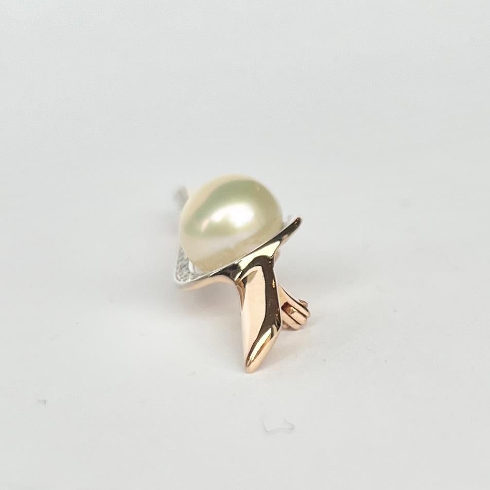 Modern Pearl and Diamond 14 Carat Gold Brooch In Good Condition For Sale In Chipping Campden, GB