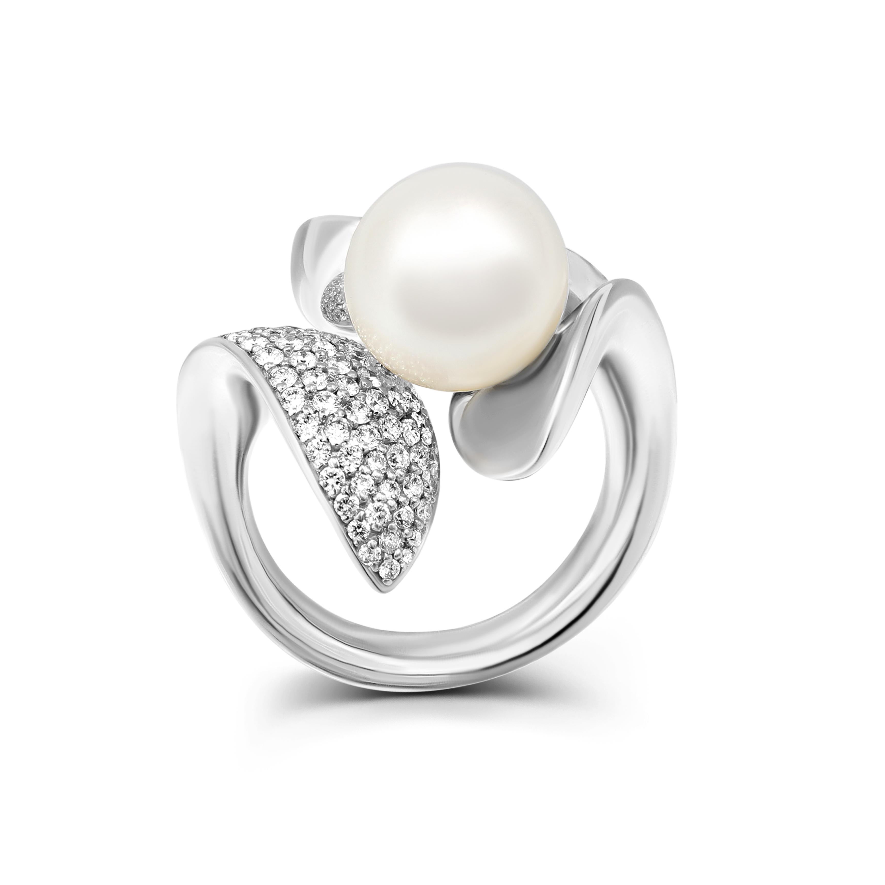 Modern Pearl Diamond White Gold Ring For Her In New Condition For Sale In Genève, GE