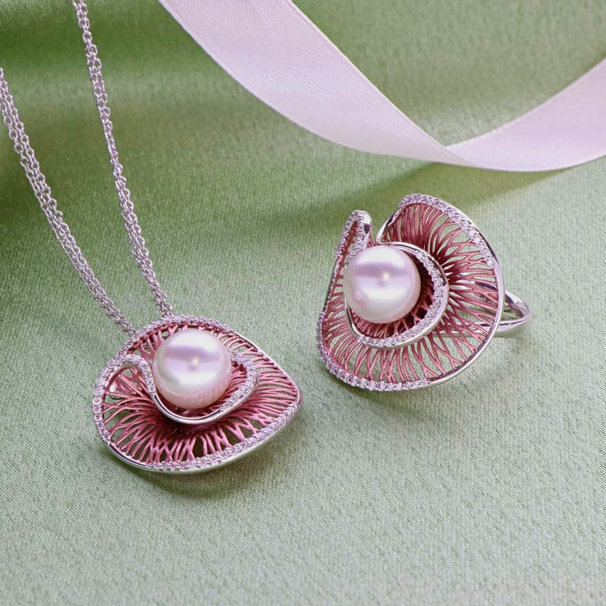 Brilliant Cut Modern Pearl with Diamonds Sea Inspired Necklace in 18kt White Gold For Sale