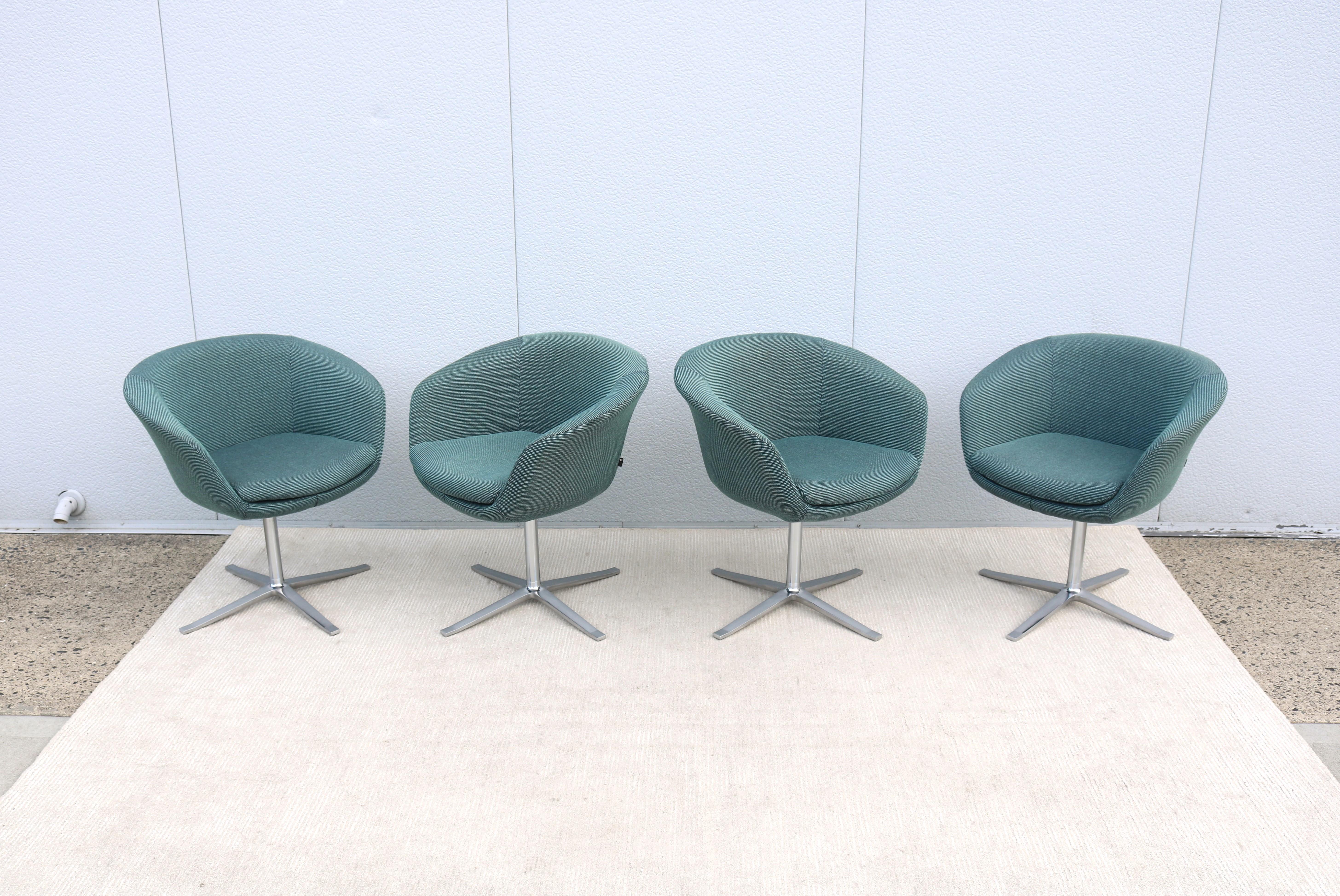 La bellezza moderna e il design intelligente della sedia girevole per ospiti Bob si adattano perfettamente a qualsiasi ambiente e al design classico della metà del secolo.
La forma a conchiglia, con braccioli delicatamente curvati, uno schienale di