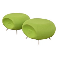 Paire de tabourets ou d'ottomans modernes festonnés en galets par Allermuir