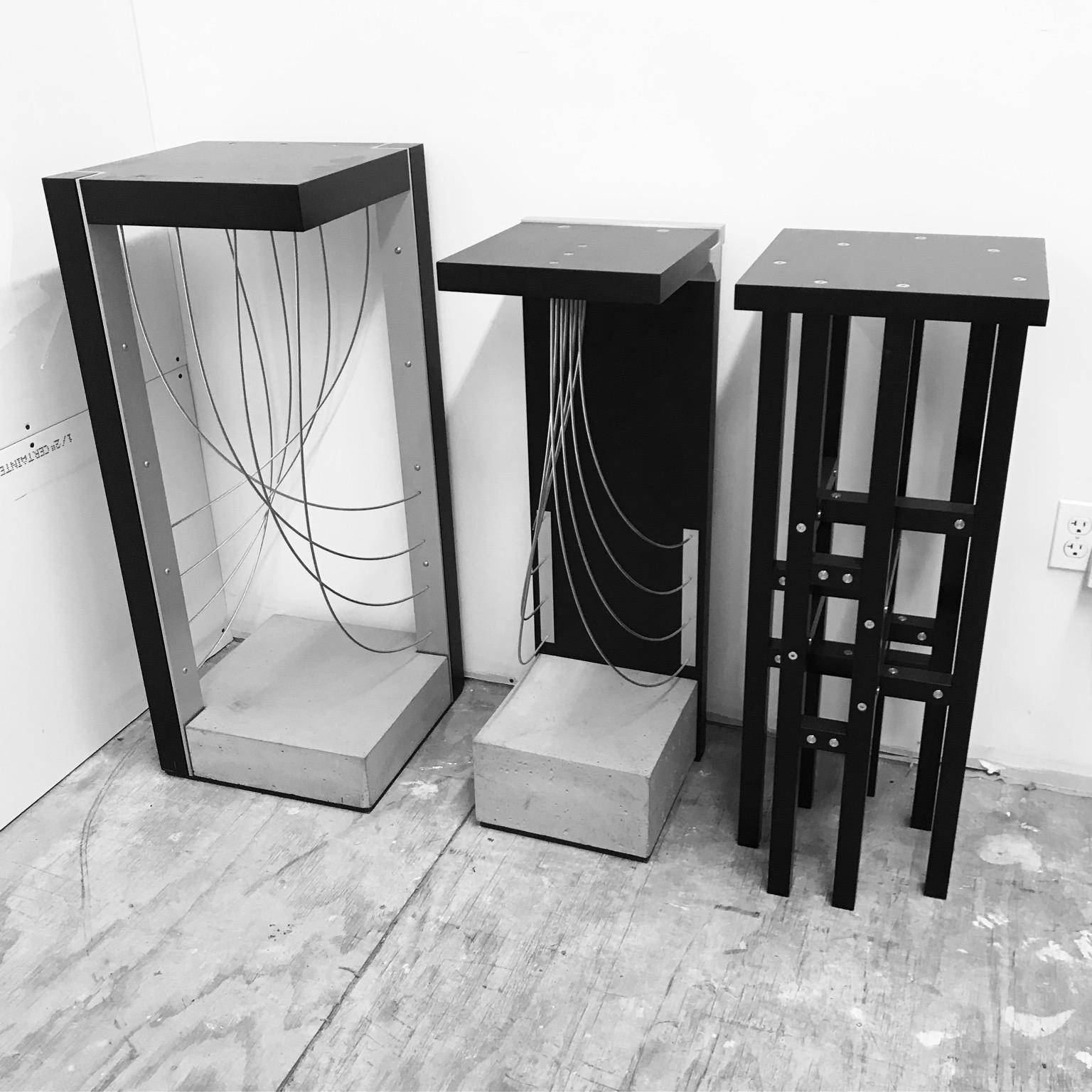 Moderner moderner Sockeltisch von Peter Harrison aus schwarzem Holz, Metall und Beton im Zustand „Neu“ im Angebot in Middle Grove, NY